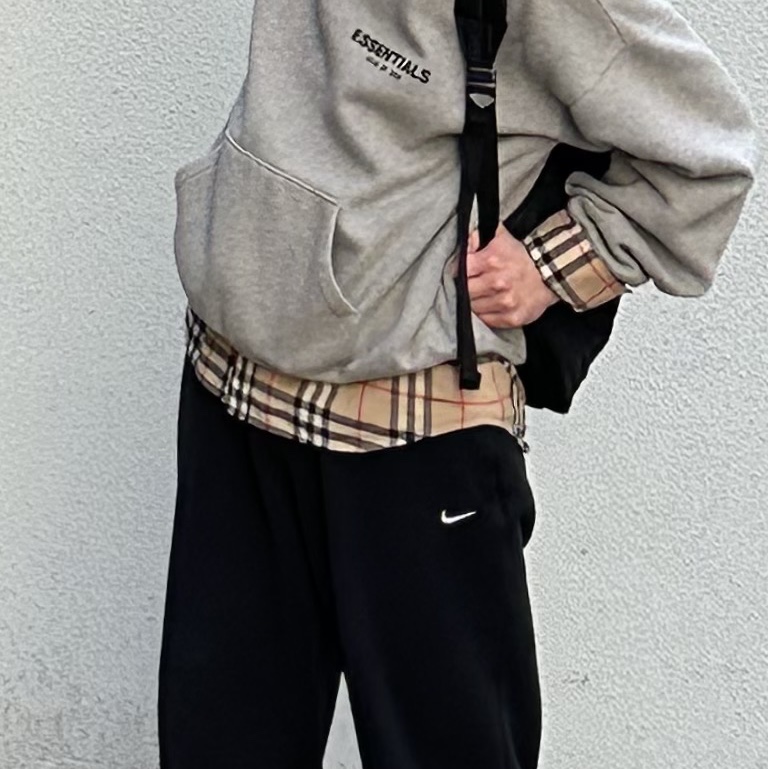 Burberry Small Scale Check Stretch Cotton Shirt Archive Beige, Essentials The Core Collection Hoodie Dark Oatmeal 착용 스타일