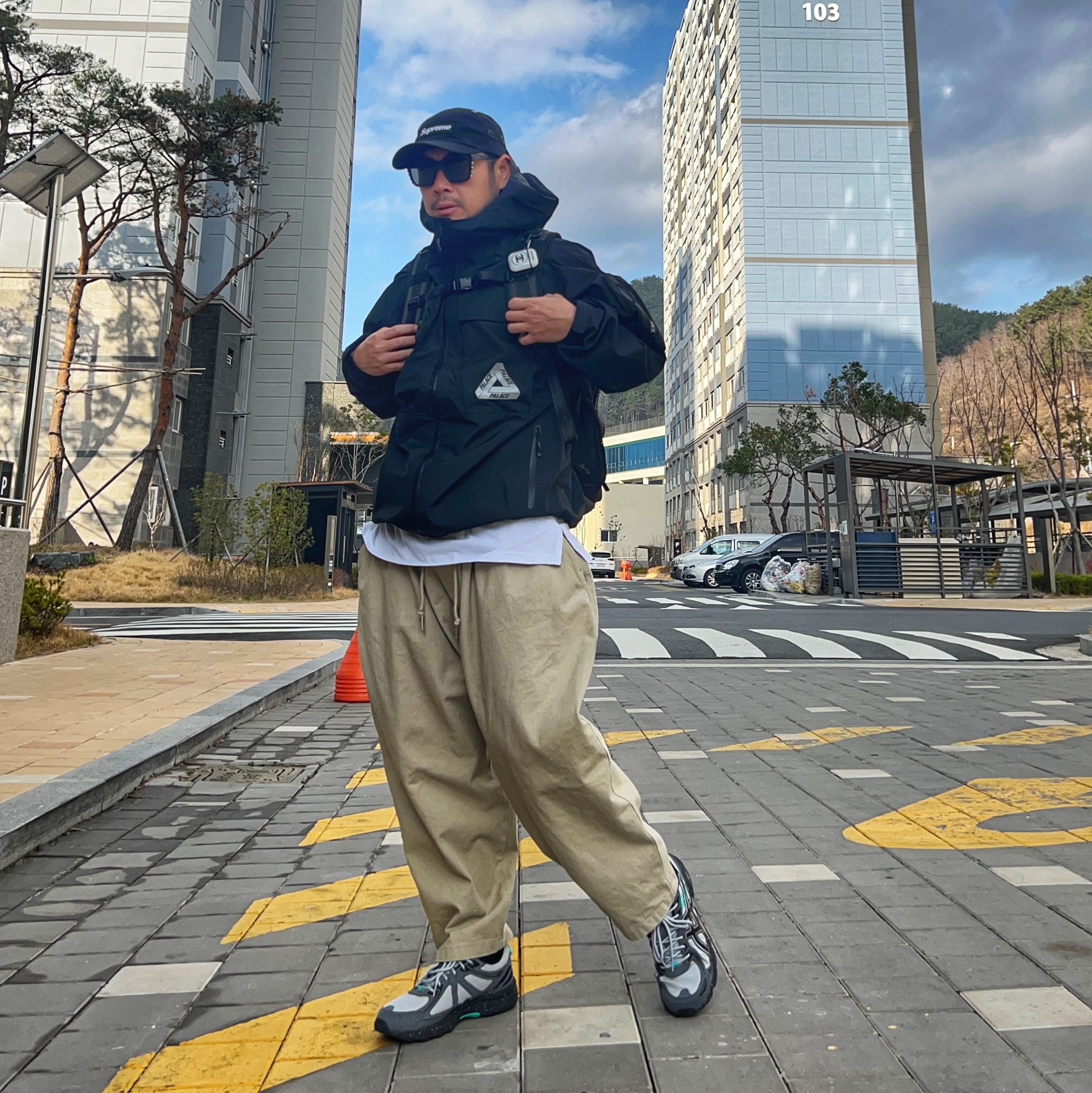 Palace Gore-Tex Cargo Jacket Black - 23SS, Supreme Washed Chino Twill Camp Cap Black 착용 스타일 - 1