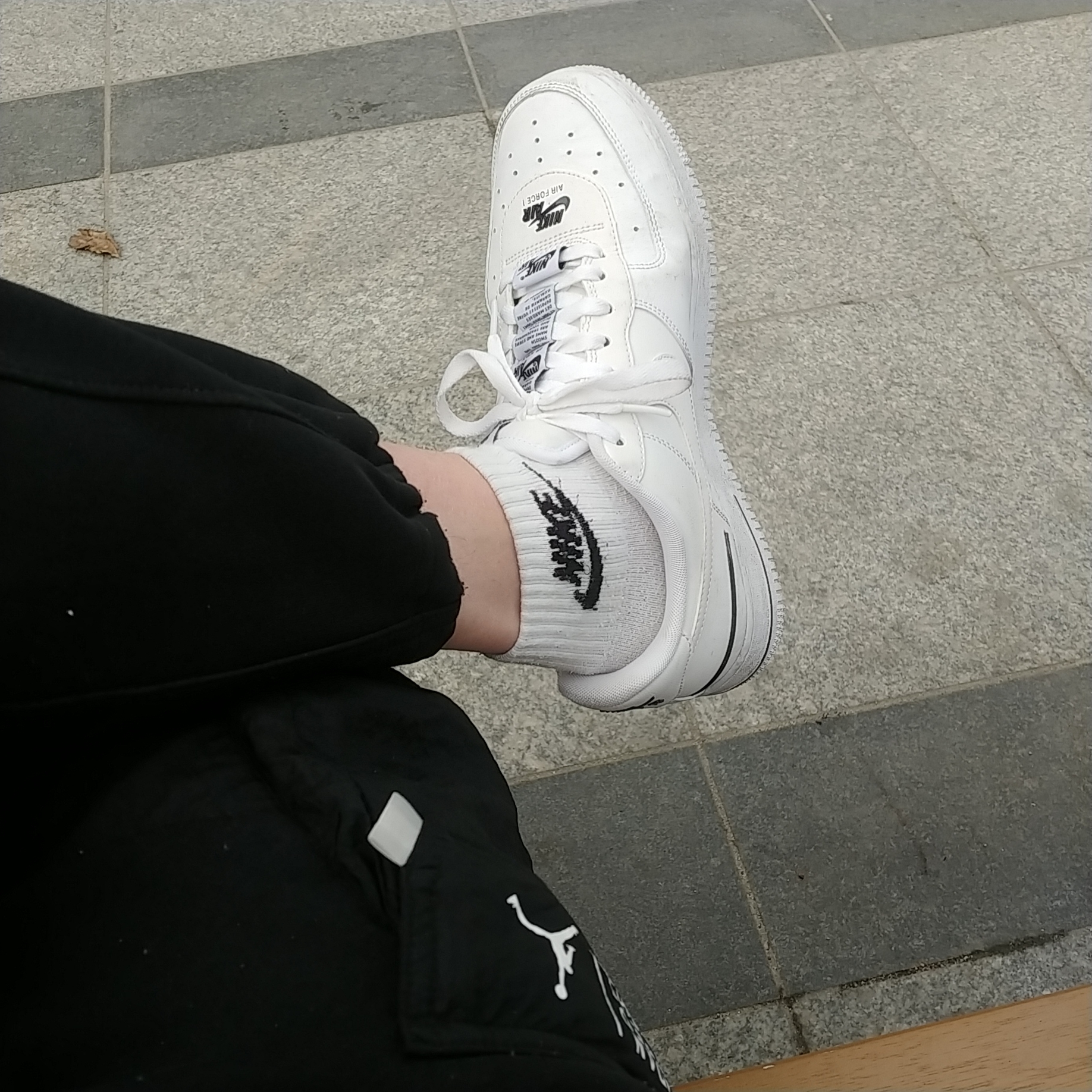 Nike Air Force 1 '07 Low Added Air White 착용 스타일 - 1
