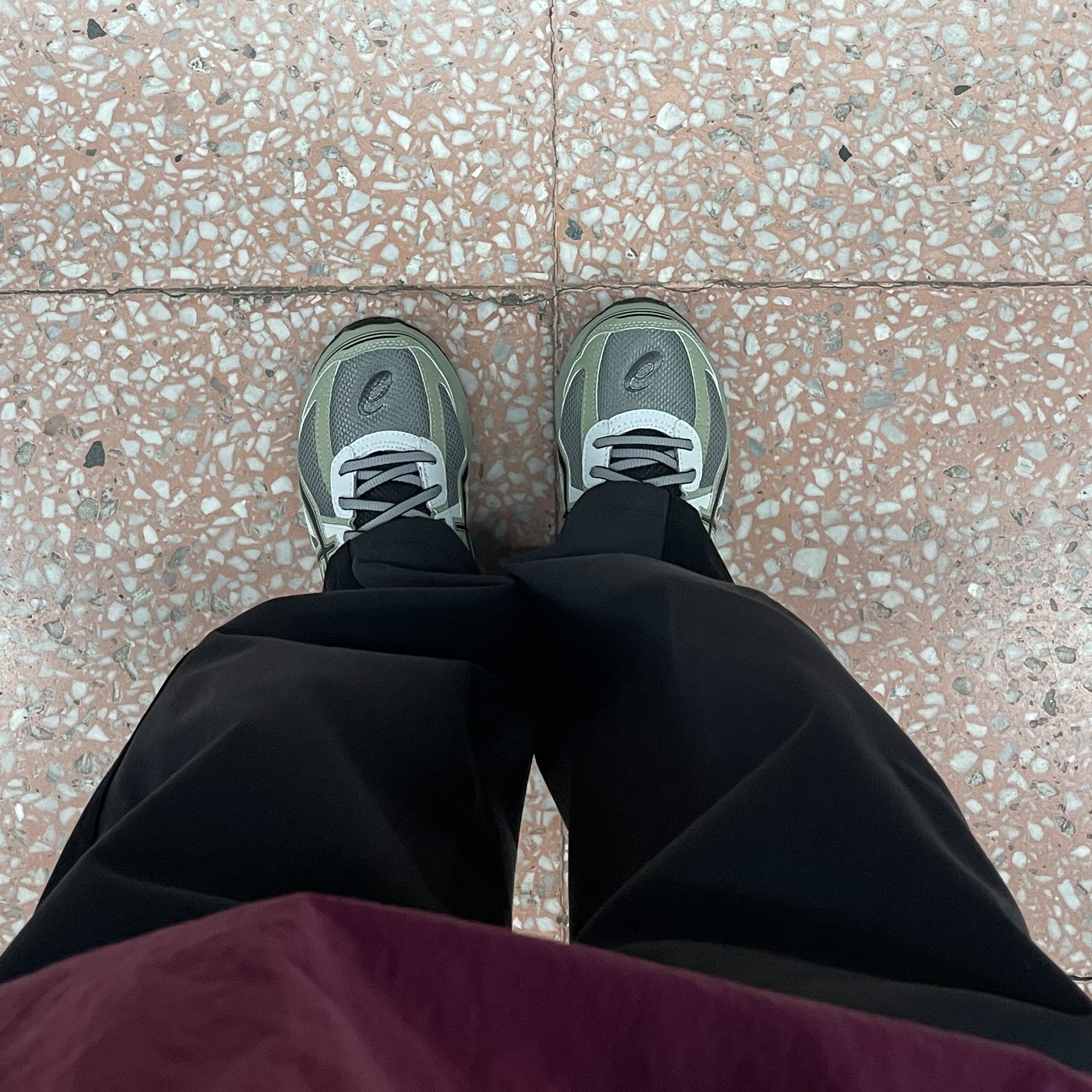 Asics Jog 100 S Sheet Rock - 2E Wide 착용 스타일 - 2