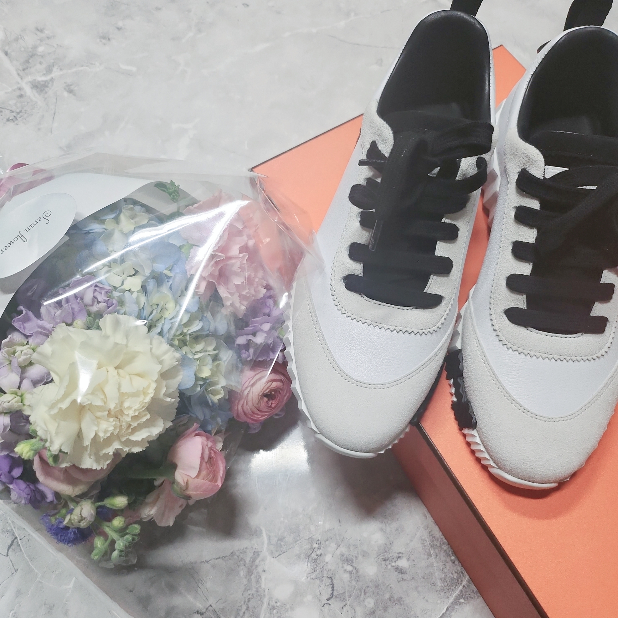 (W) Hermes Bouncing Sneakers Sport Suede Goatskin & Blanc Noir 착용 스타일