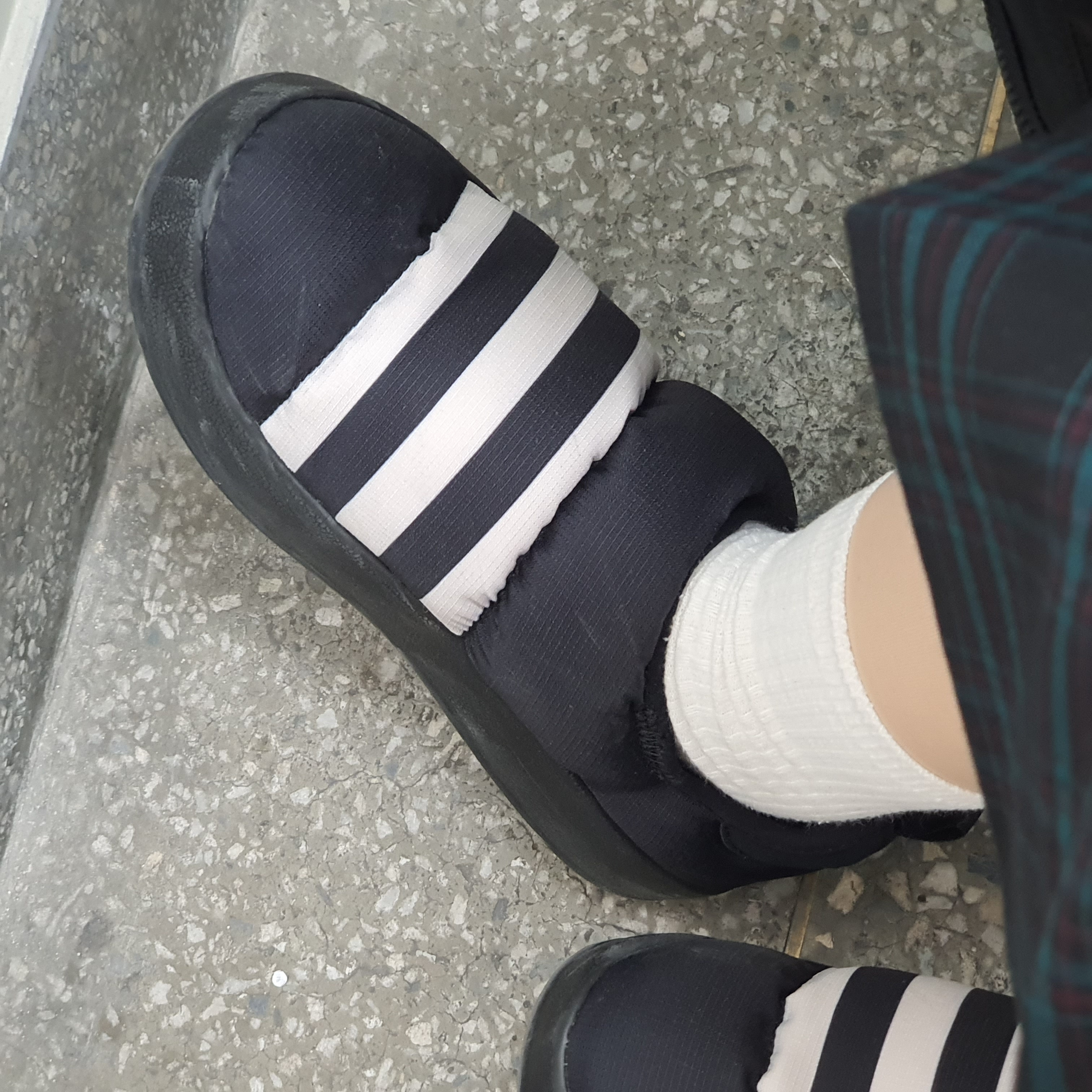 Adidas Puffylette Core Black 착용 스타일