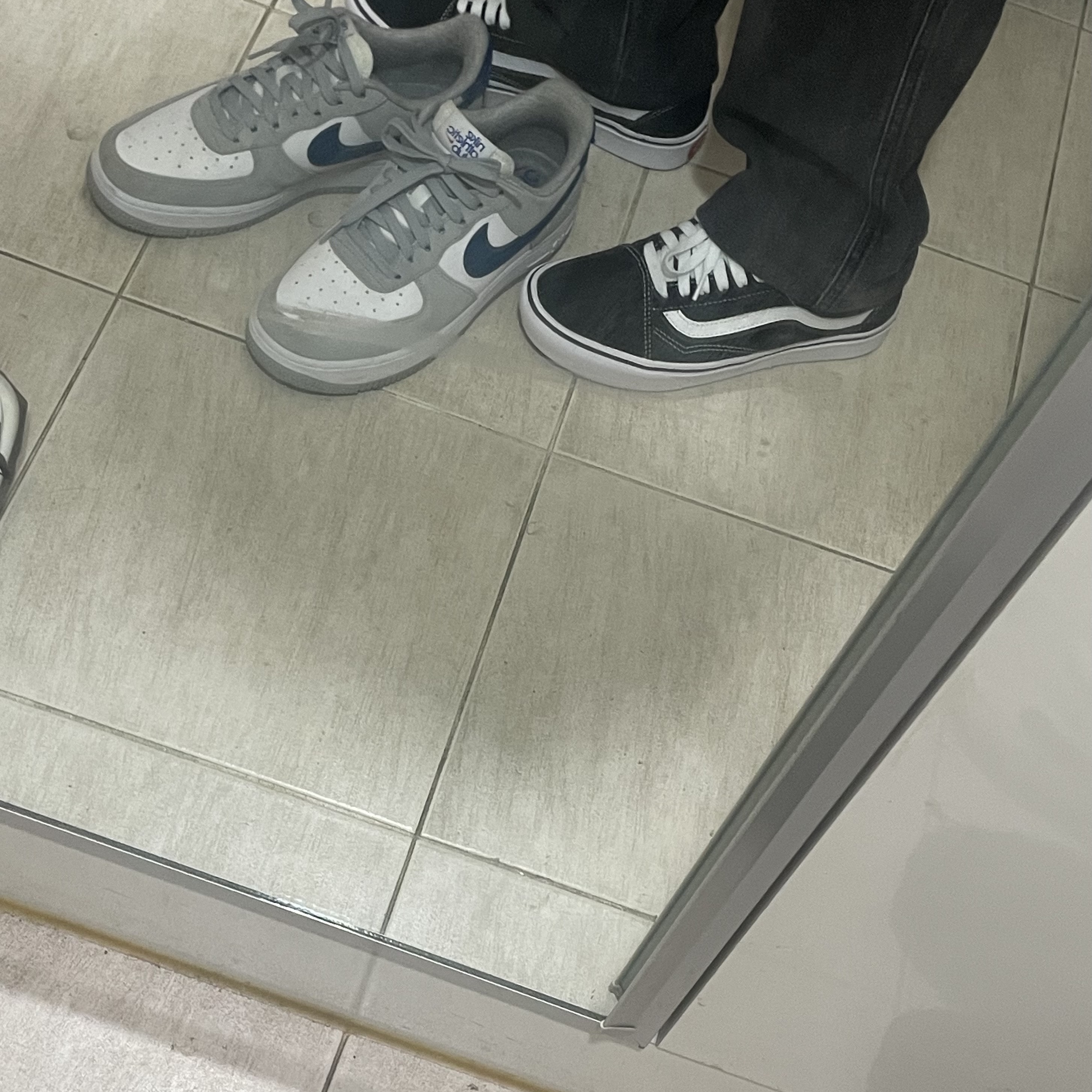 Vans ComfyCush Old Skool Black True white, Nike Air Force 1 '07 LV8 Athletic Club Light Smoke Grey Marina 착용 스타일