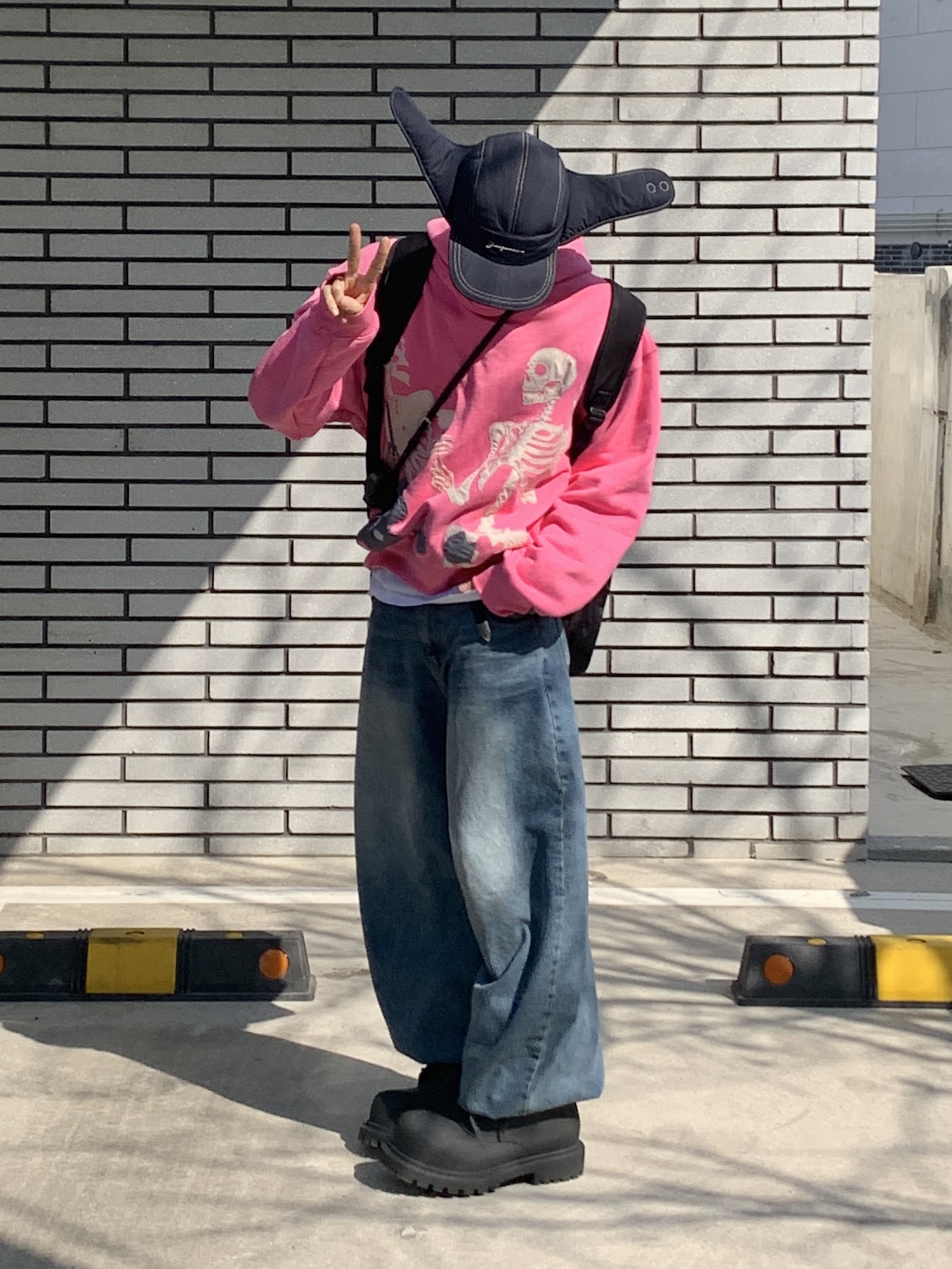 Balenciaga XL Army Boots Full Eva Black, Jacquemus La Cagoule Bricciola Puffed Ear Flap Hat Navy 착용 스타일 - 1