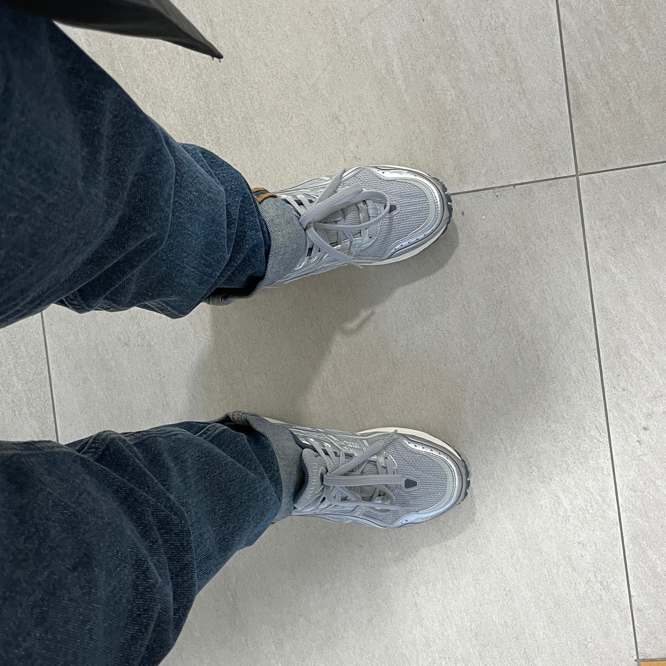Asics Gel-1090 Piedmont Grey 착용 스타일 - 3