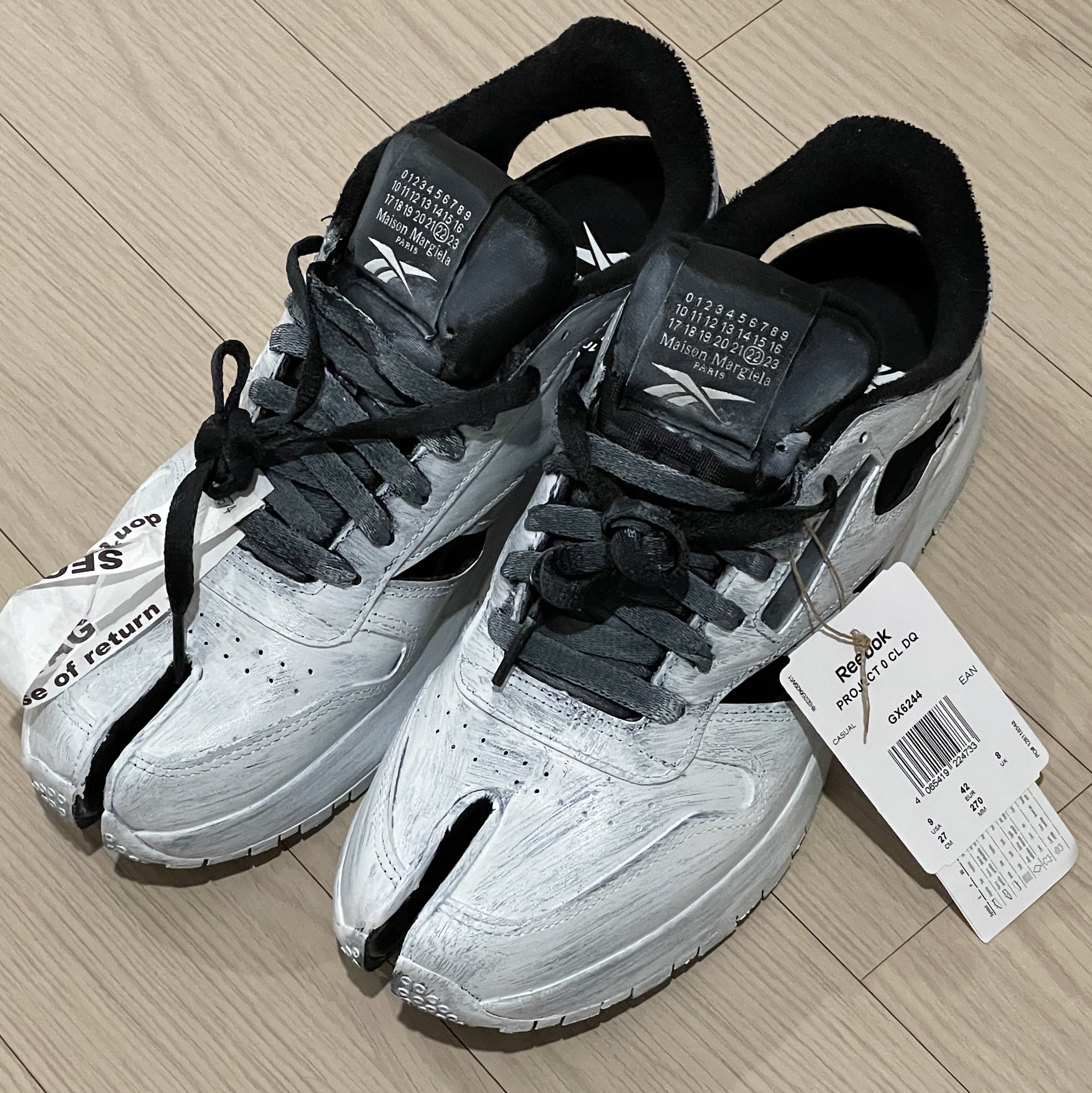 Reebok x Maison Margiela Classic Leather Decortique Tabi Shoes Bianchetto 착용 스타일 - 2