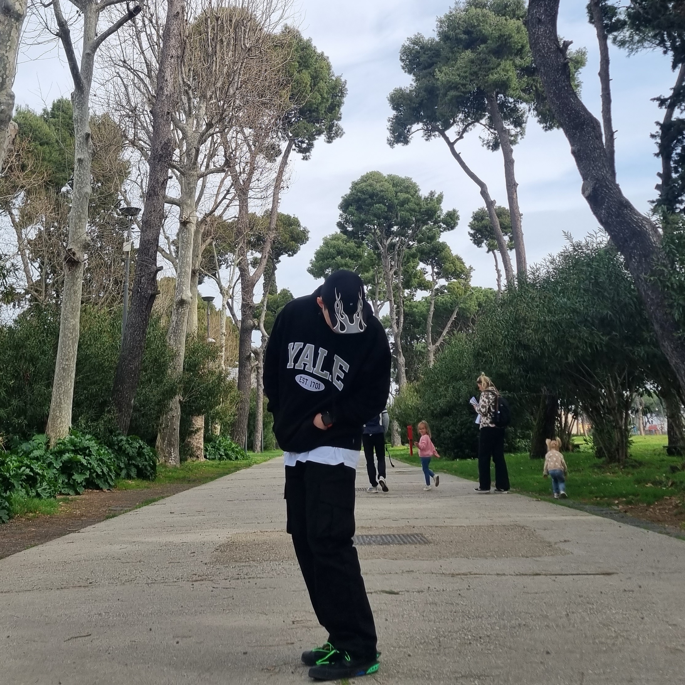 Yeezy Gap Engineered By Balenciaga Flame Cap Black, Nike x Off-White Blazer Low '77 Black and Electro Green 착용 스타일