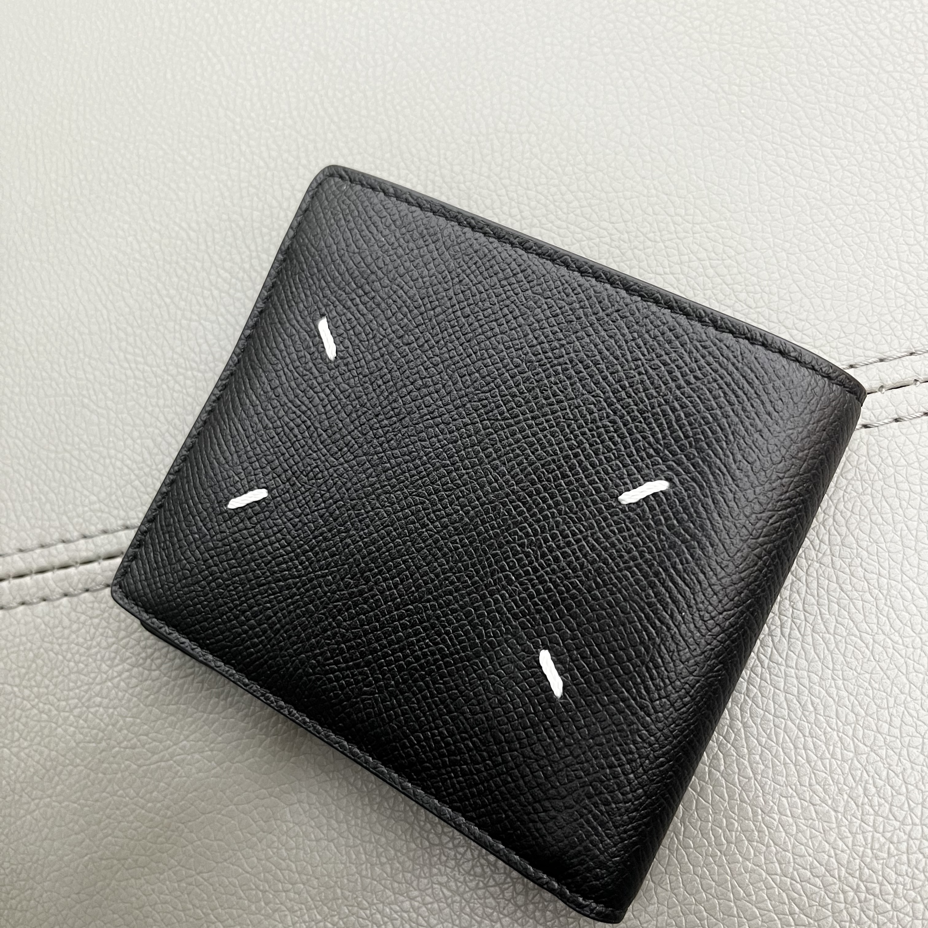 Maison Margiela Bovine Leather Bi-Fold Wallet Black 착용 스타일