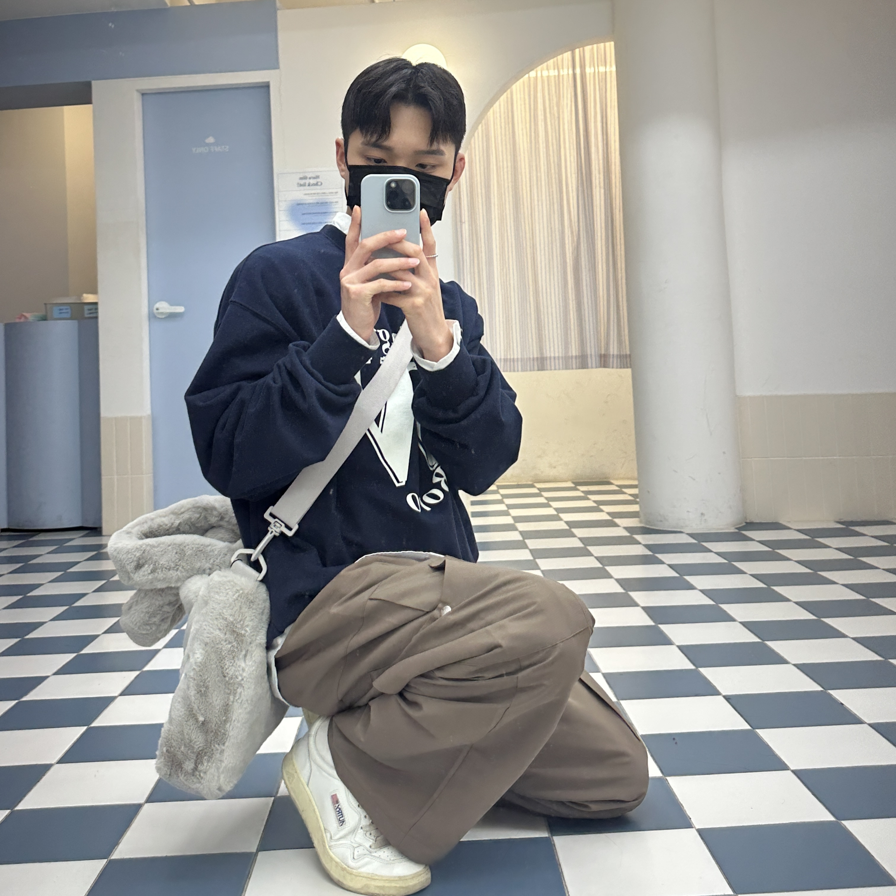 Nike NSW Faux Fur Tote Bag Light Iron Ore, Autry Medalist Low Goatskin Sneakers White 착용 스타일