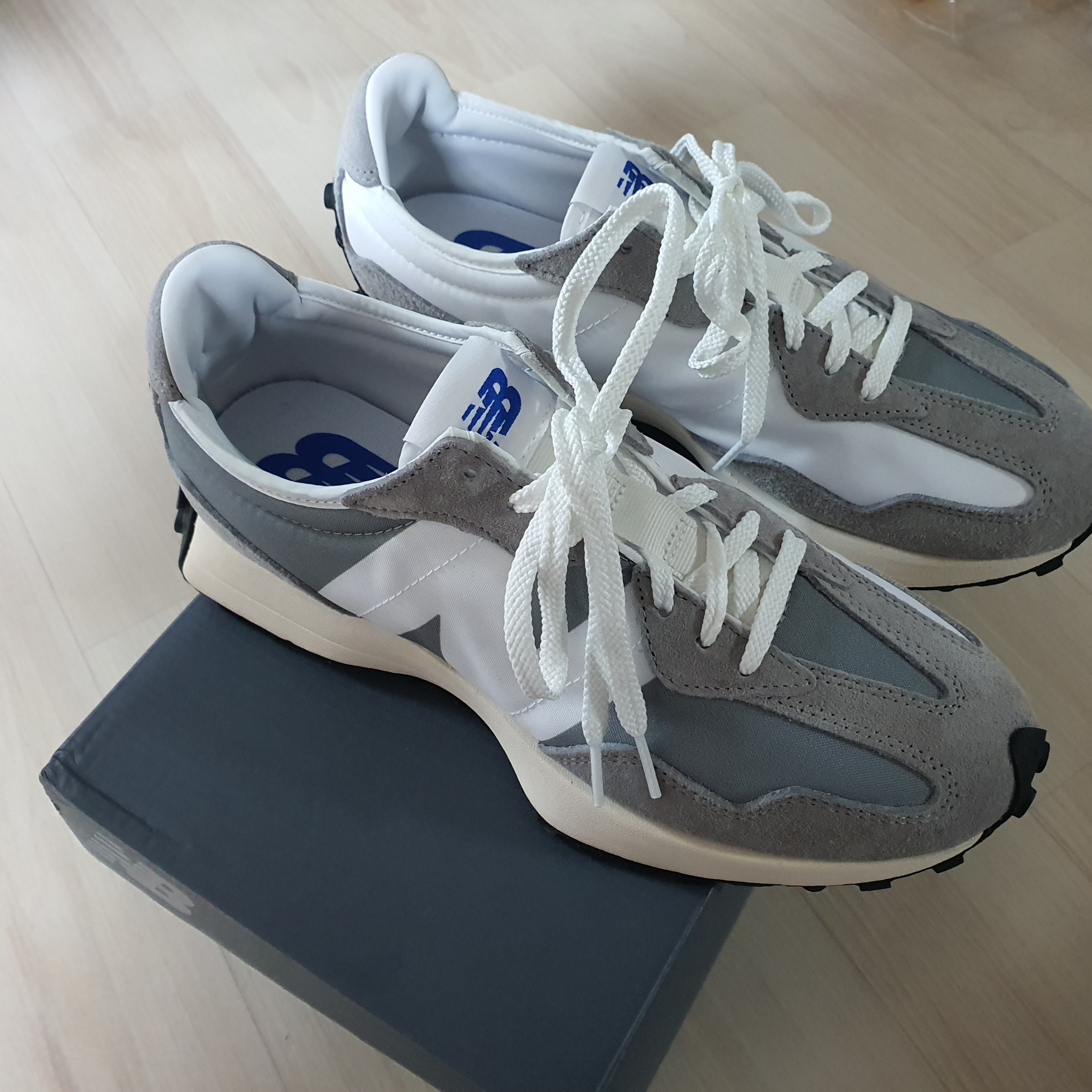 New Balance 327 Grey 착용 스타일