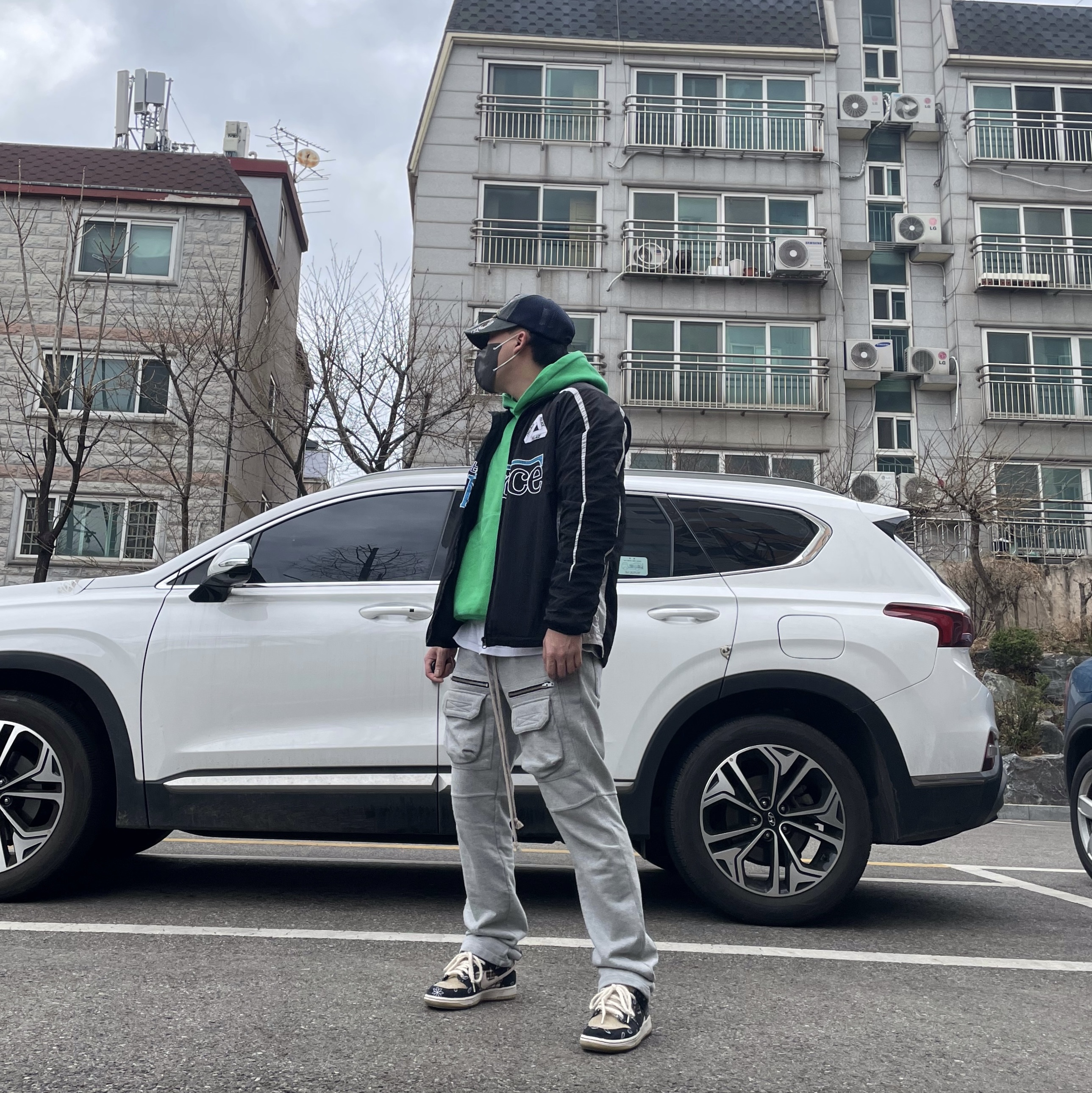 Nike x Travis Scott SB Dunk Low, Palace Europa Jacket Black - 20FW 착용 스타일 - 3