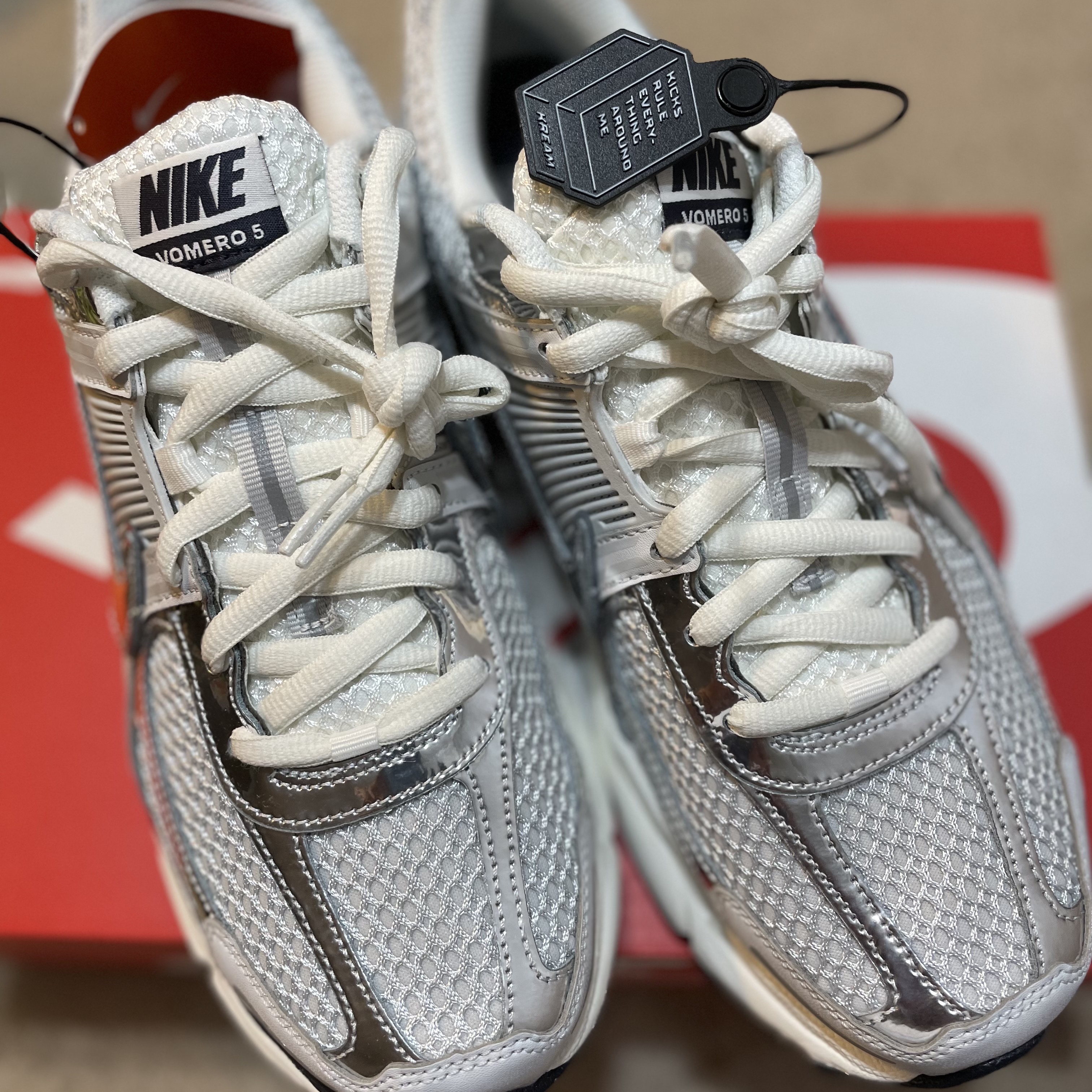 (W) Nike Zoom Vomero 5 Photon Dust and Metallic Silver 착용 스타일