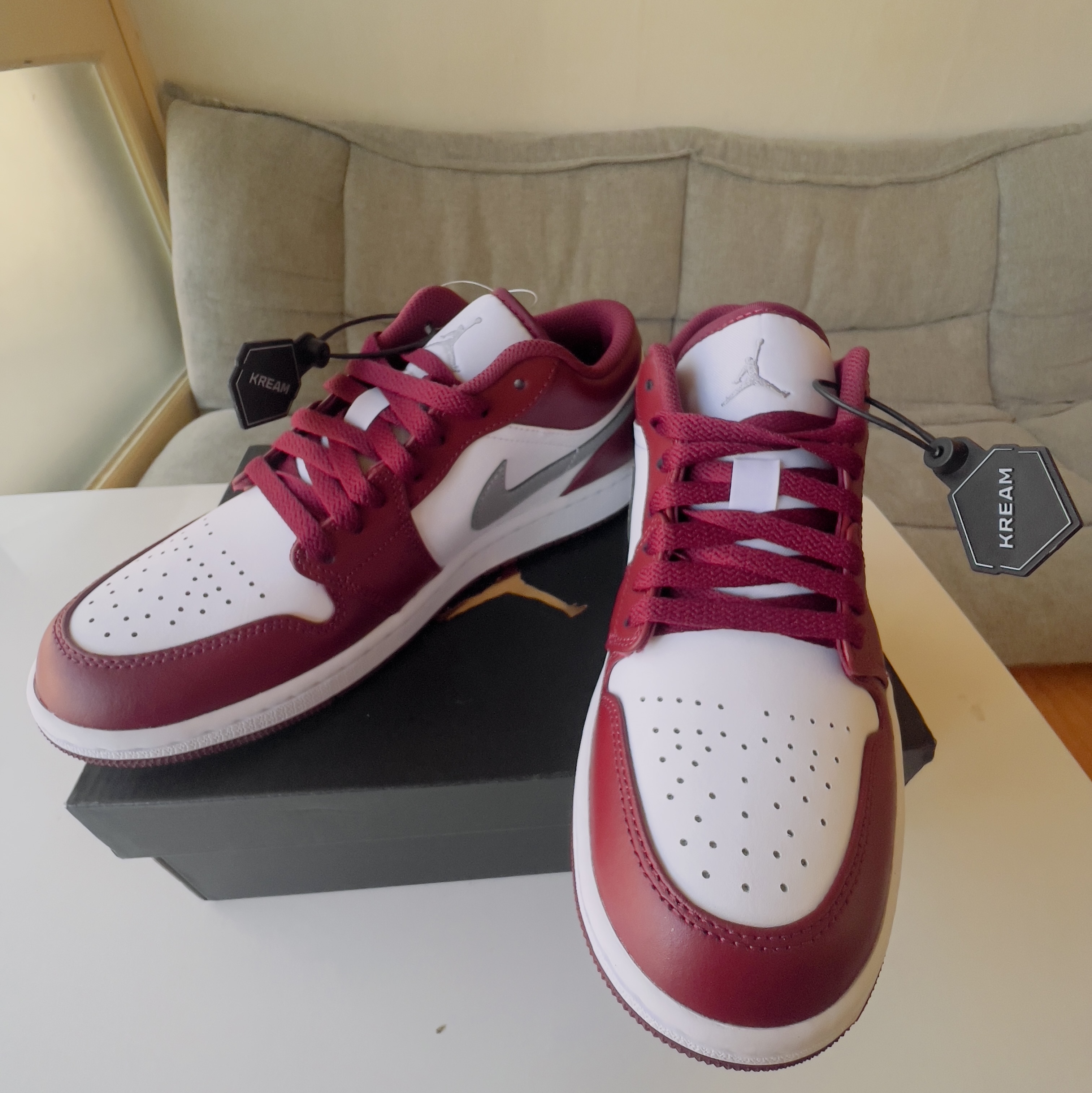 Jordan 1 Low Cherrywood Red 착용 스타일 - 1