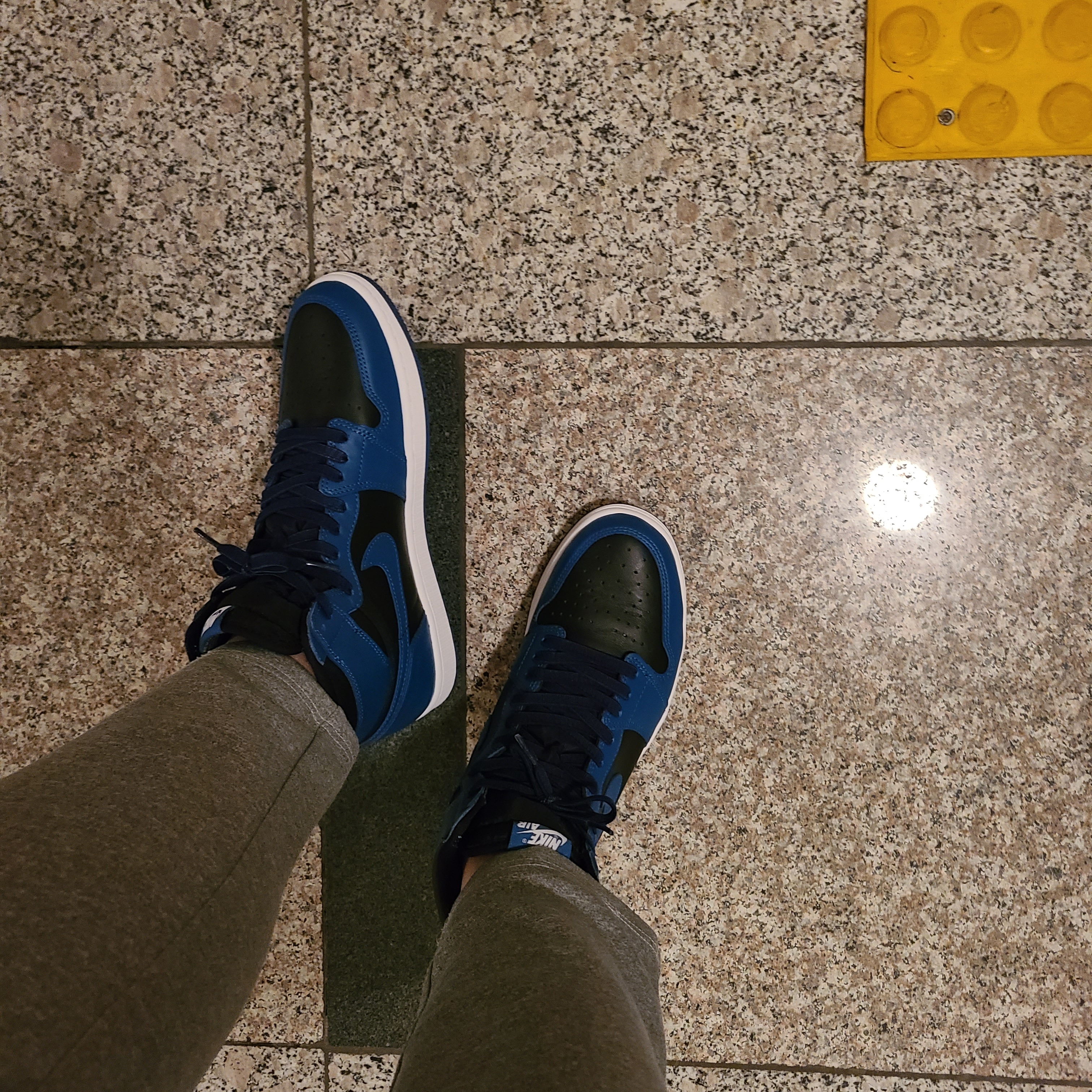 Jordan 1 Retro High OG Dark Marina Blue 착용 스타일 - 2