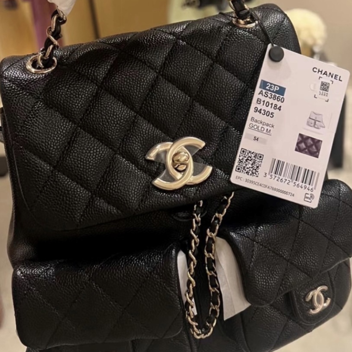 Chanel Backpack Grained Shiny Calfskin & Gold Black 착용 스타일