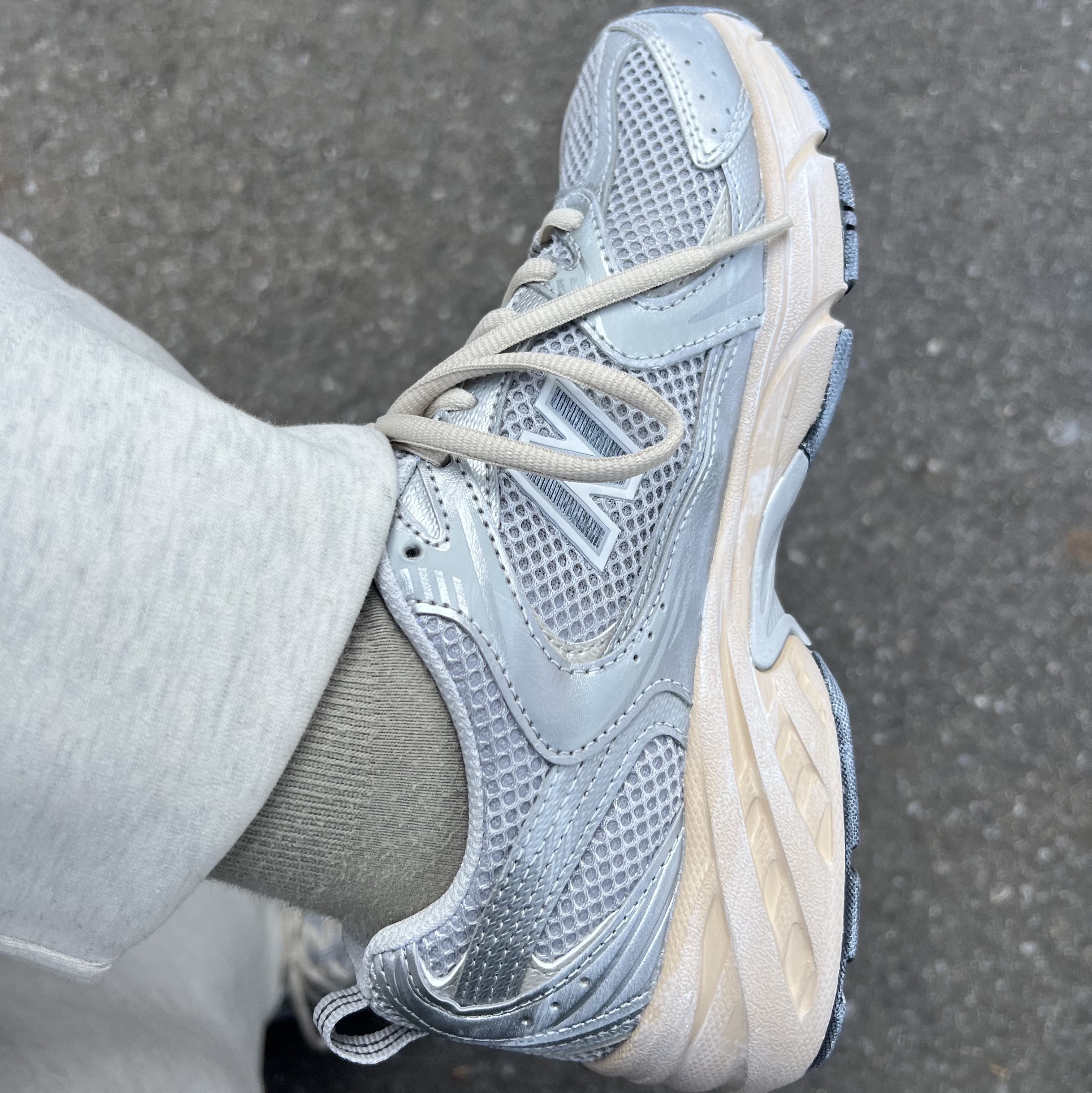 New Balance 530 Vintage Metallic Silver 착용 스타일 - 1