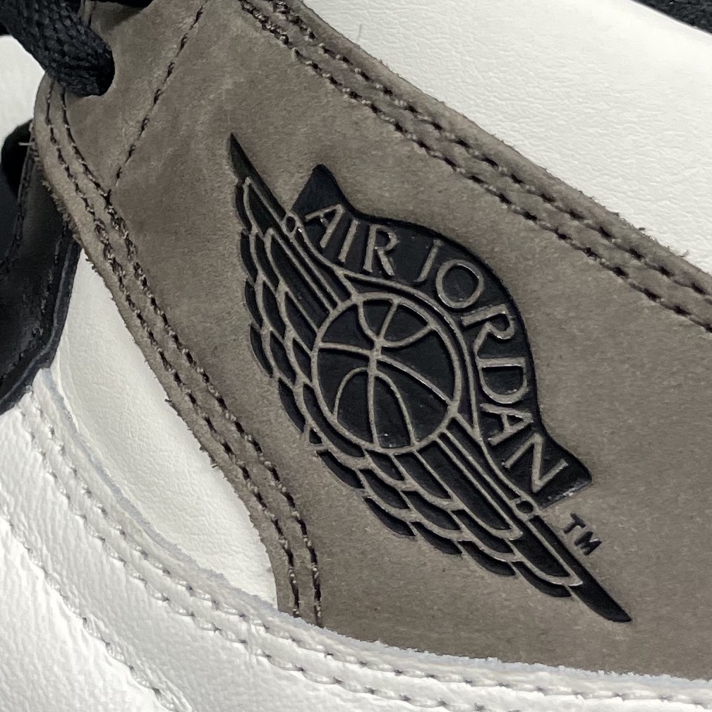 Jordan 1 Retro High OG Black Mocha 착용 스타일