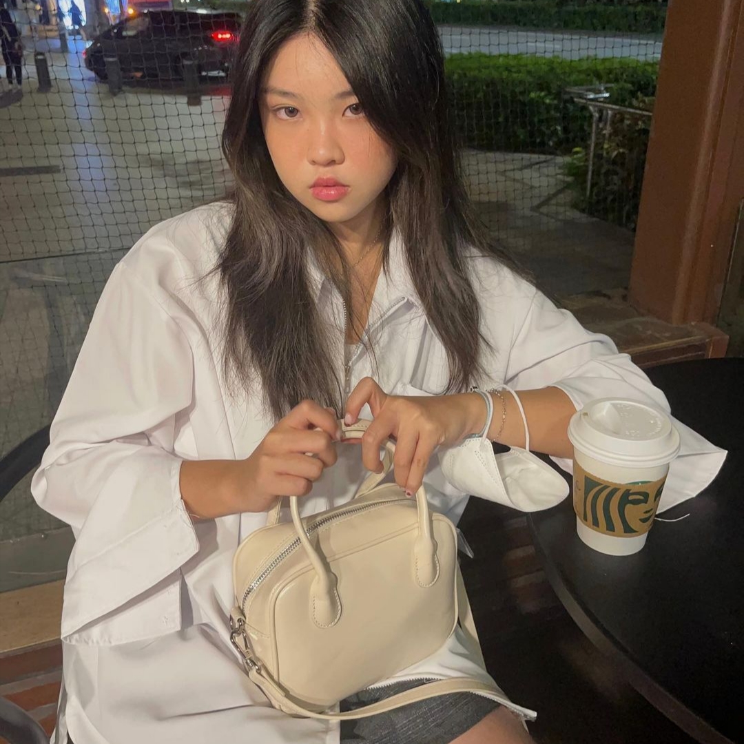 Nieeh Women Square Bag Mini Cream 착용 스타일