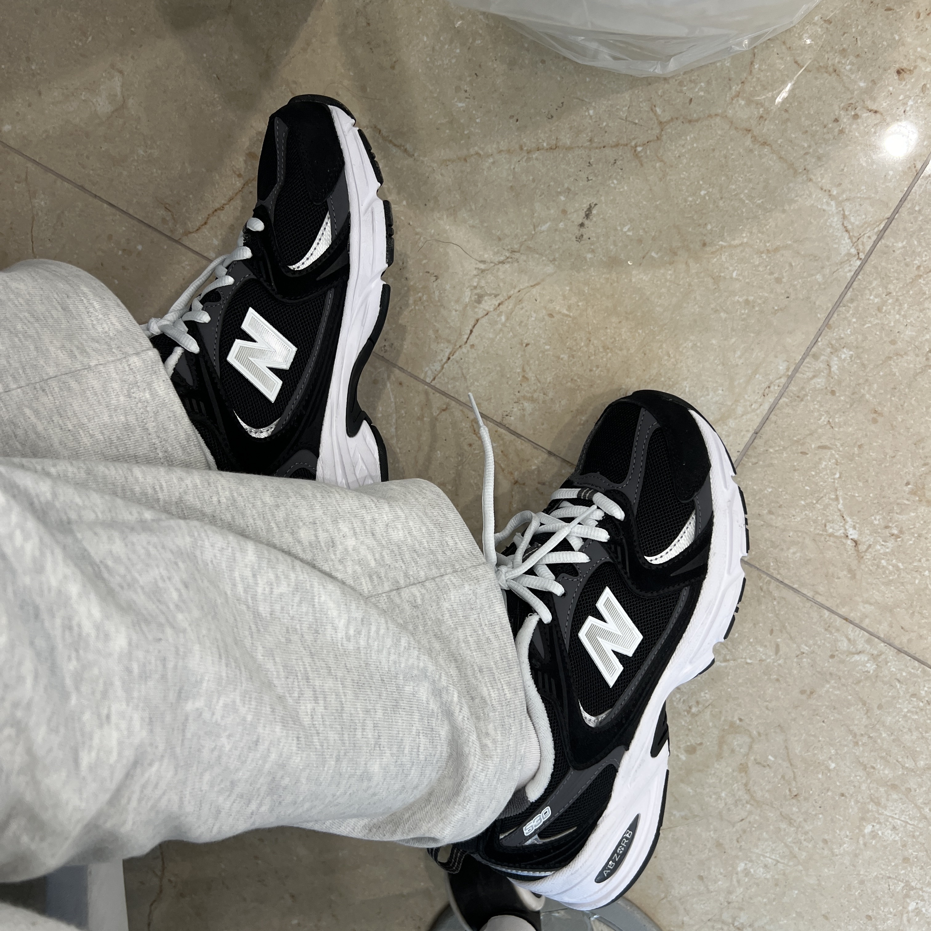 New Balance 530 Classic Black 착용 스타일