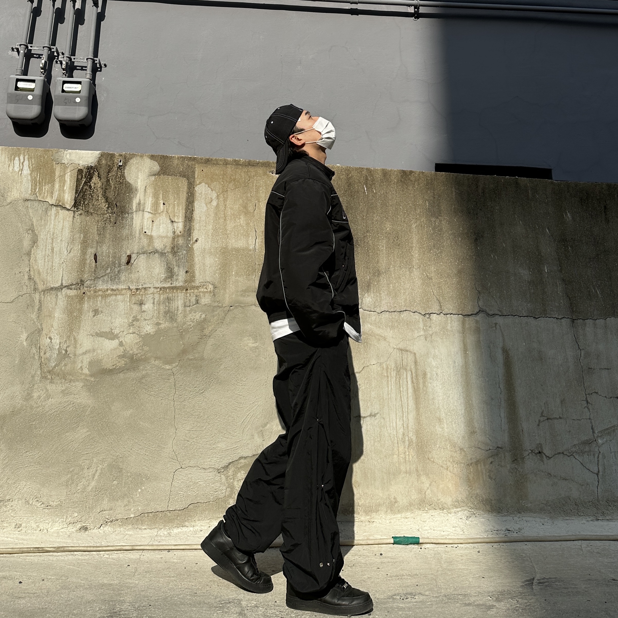 Nike Air Force 1 '07 Low Triple Black 착용 스타일 - 1