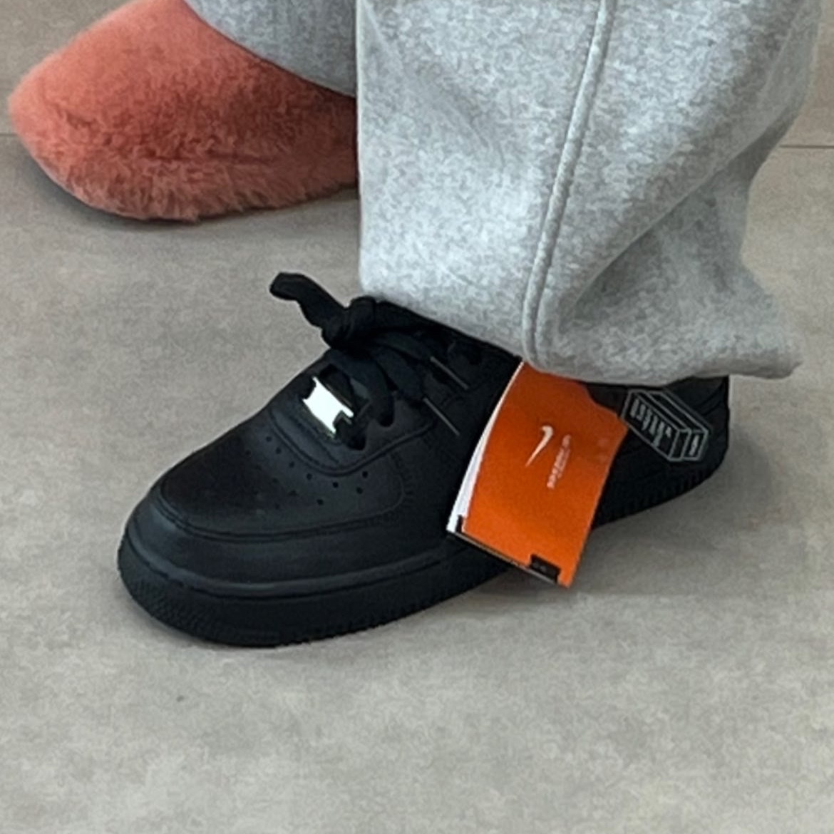 Nike Air Force 1 '07 Low Triple Black 착용 스타일