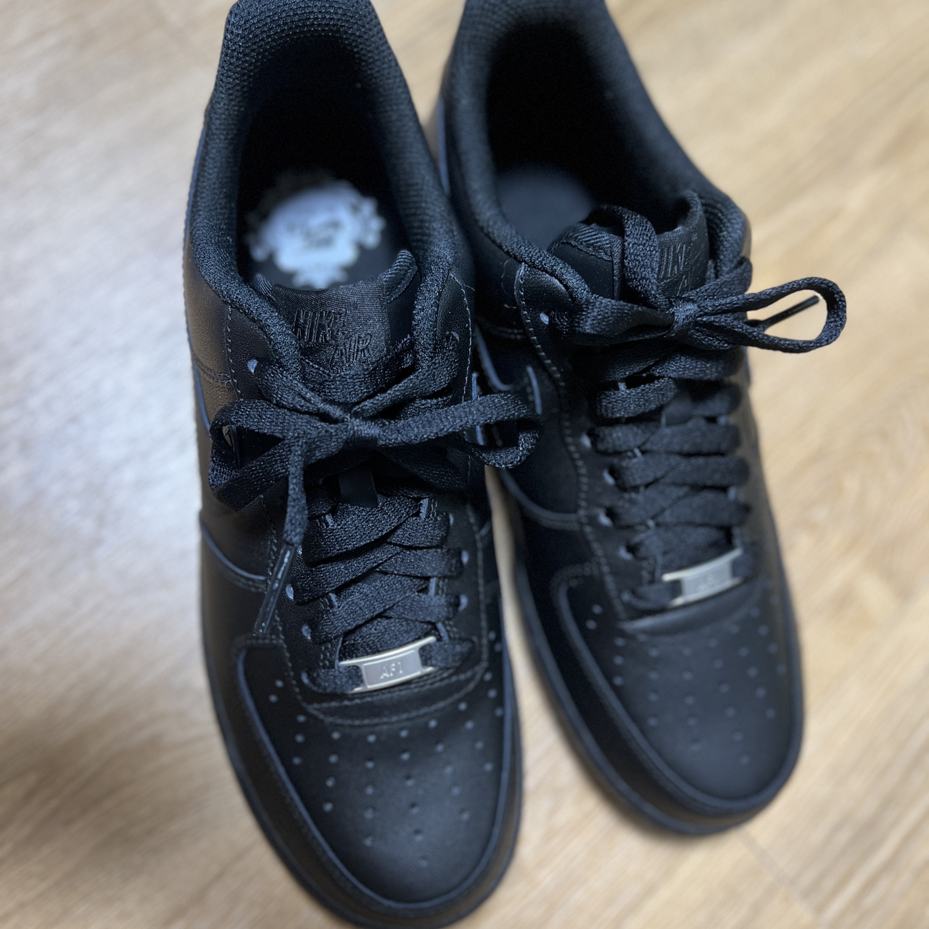 Nike Air Force 1 '07 Low Triple Black 착용 스타일 - 2