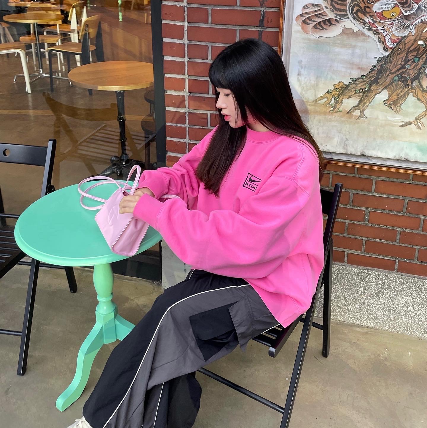 Nike x Stussy NRG Washed Fleece Crewneck Lotus PInk, Telfar Small Shopping Bag Bubblegum Pink 착용 스타일 - 2