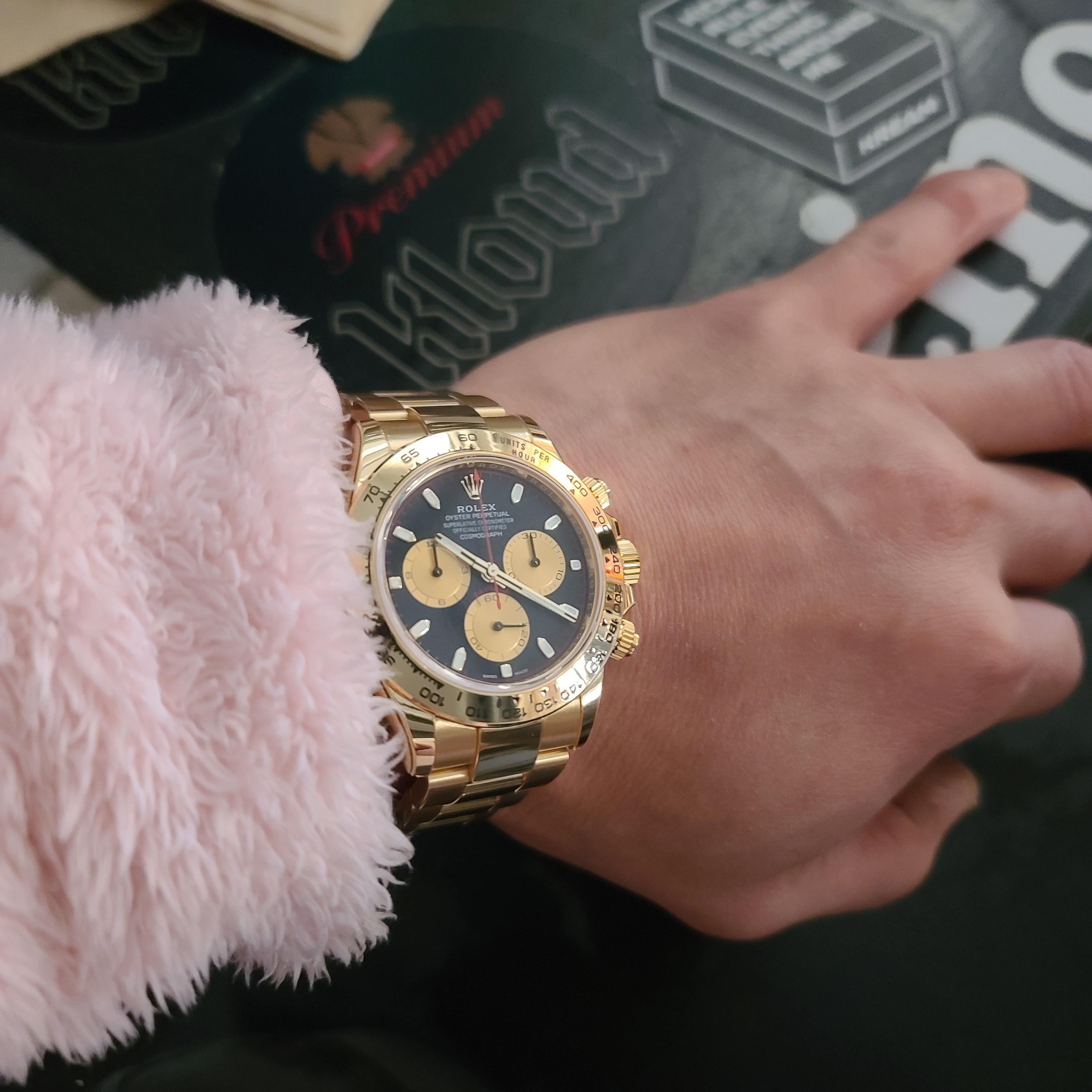 Rolex Cosmograph Daytona 40mm 116508 Intense Black Champagne Oyster 착용 스타일 - 1