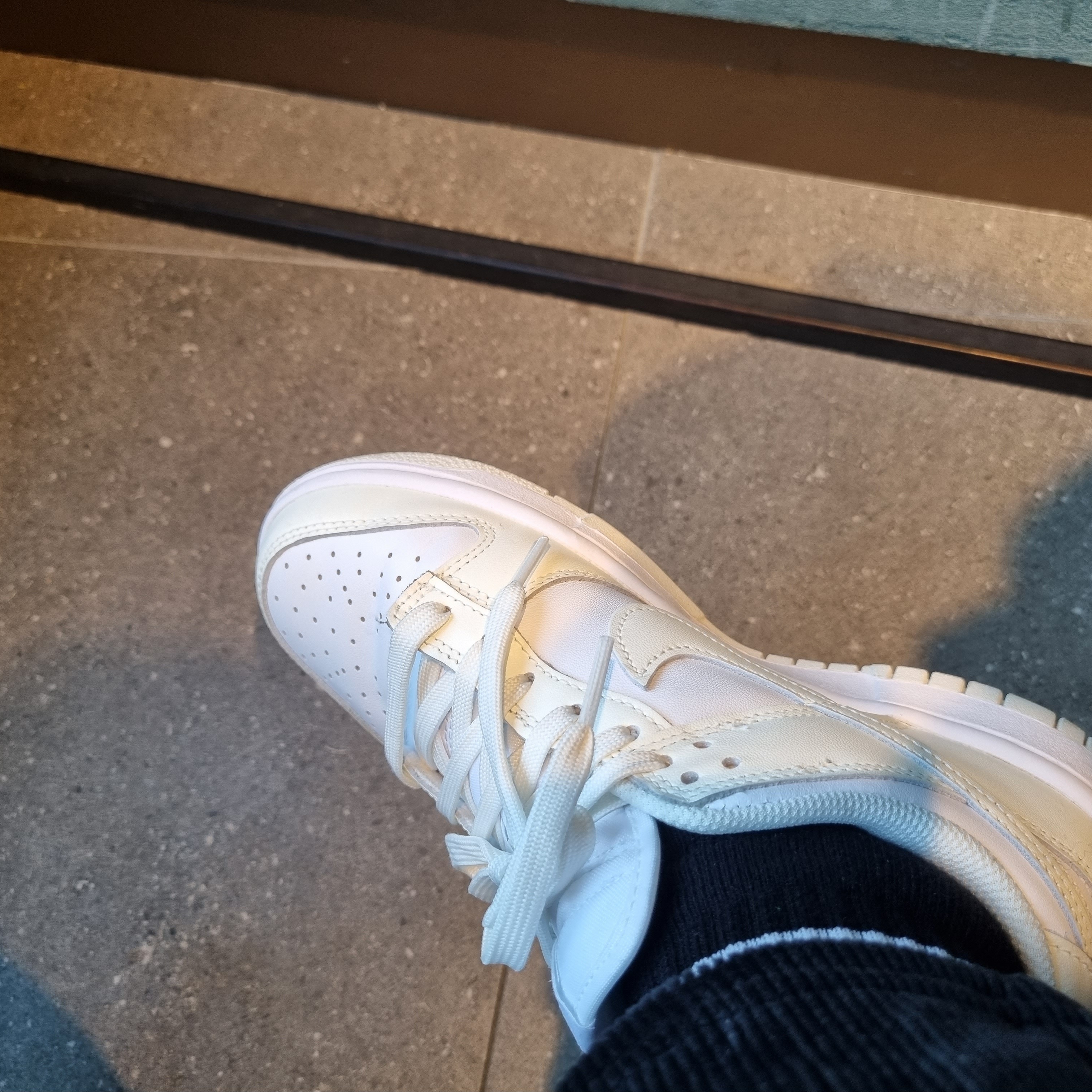 (W) Nike Dunk Low White and Sail 착용 스타일 - 2