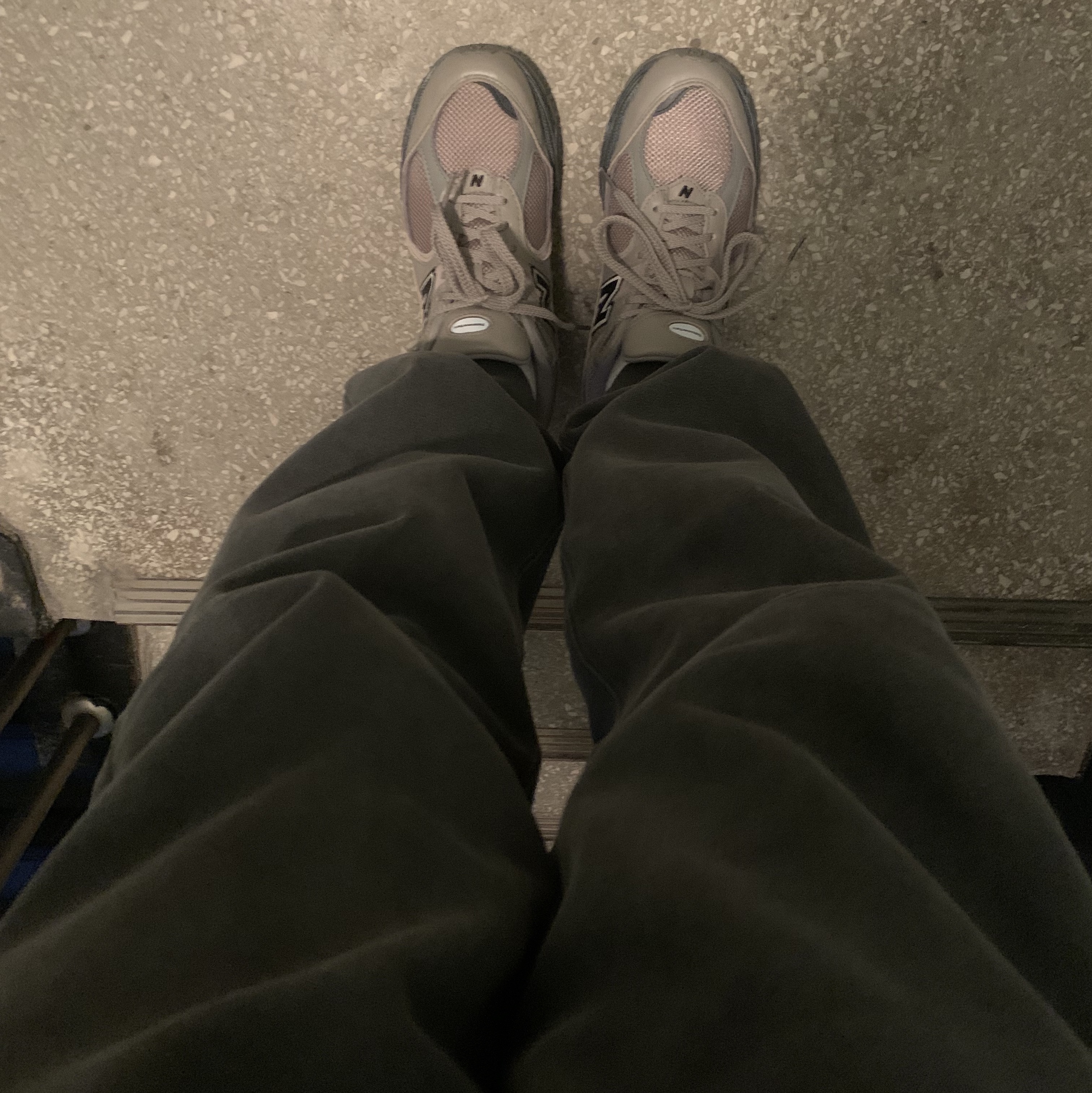 New Balance x Thisisneverthat 2002R Khaki 착용 스타일 - 2
