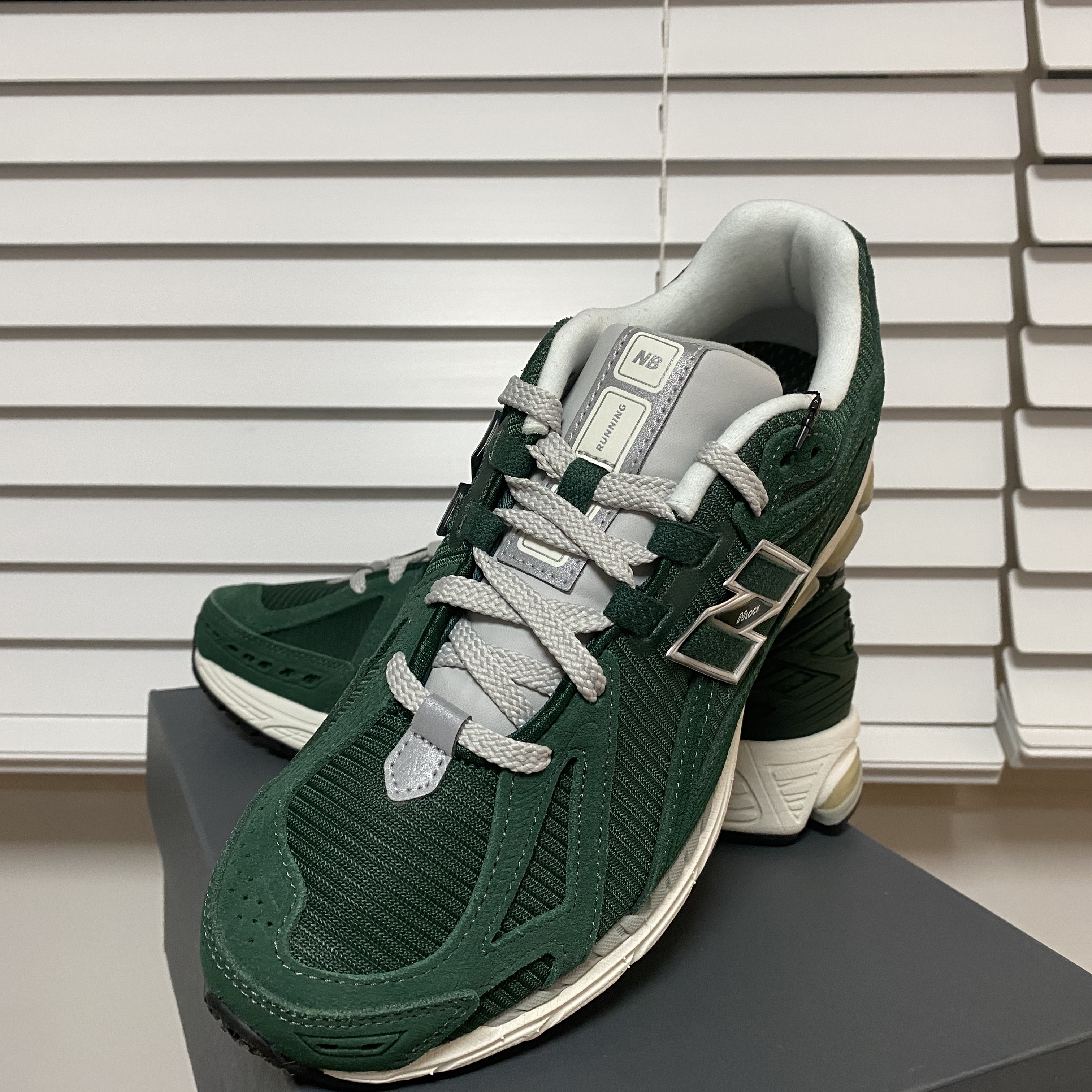 New Balance 1906R Nightwatch Green 착용 스타일