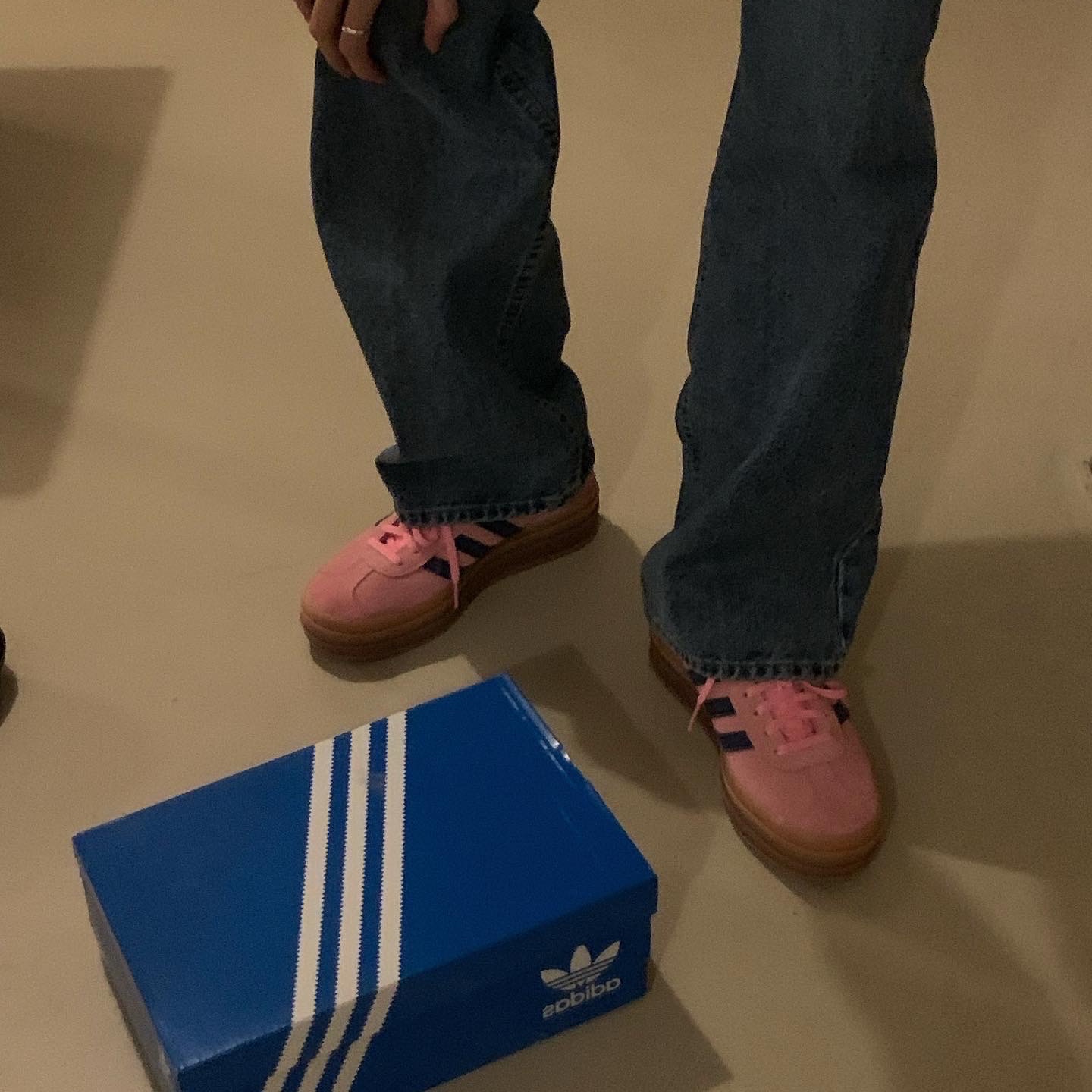 (W) Adidas Gazelle Bold Pink Glow Victory Blue 착용 스타일 - 3
