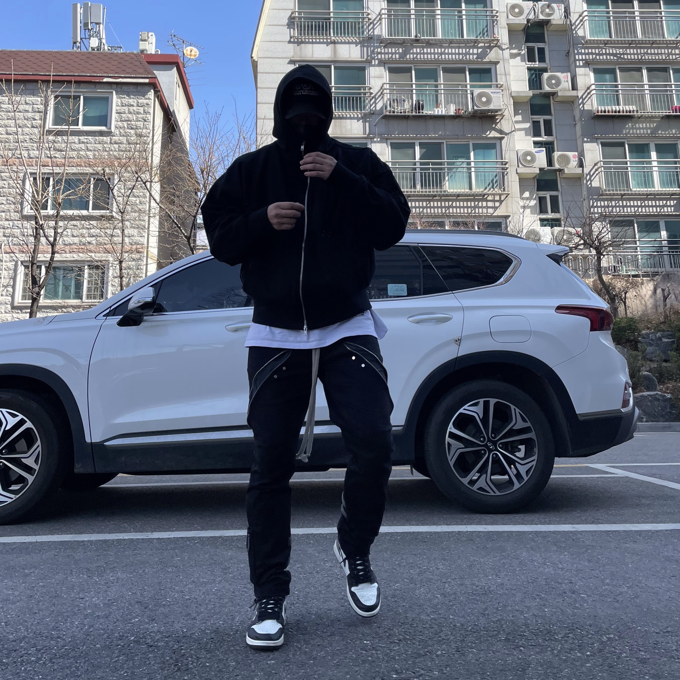 Jordan 1 Retro High OG Black Mocha 착용 스타일 - 3