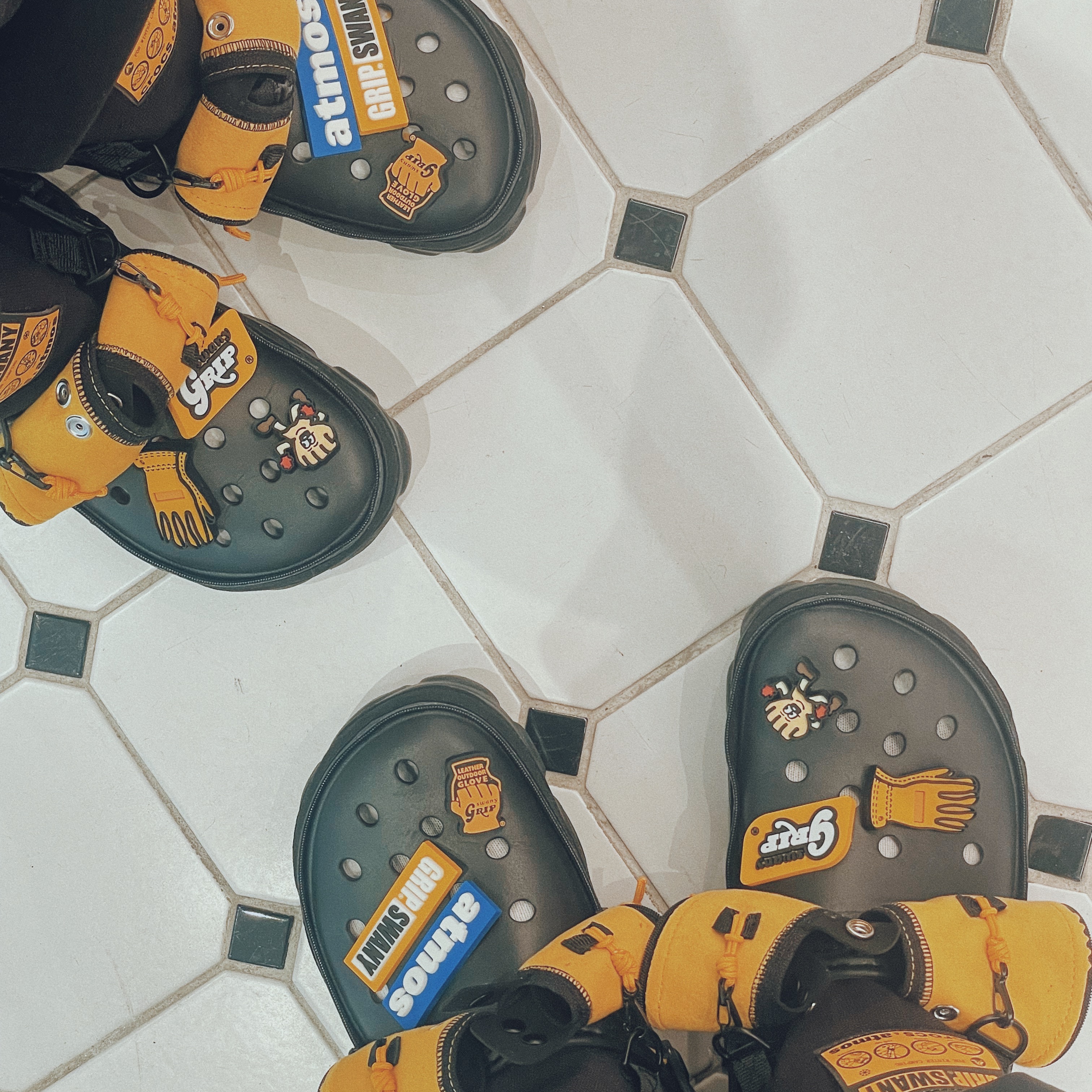 Crocs x Grip Swany x Atmos Classic All Terrain Clog Black 착용 스타일