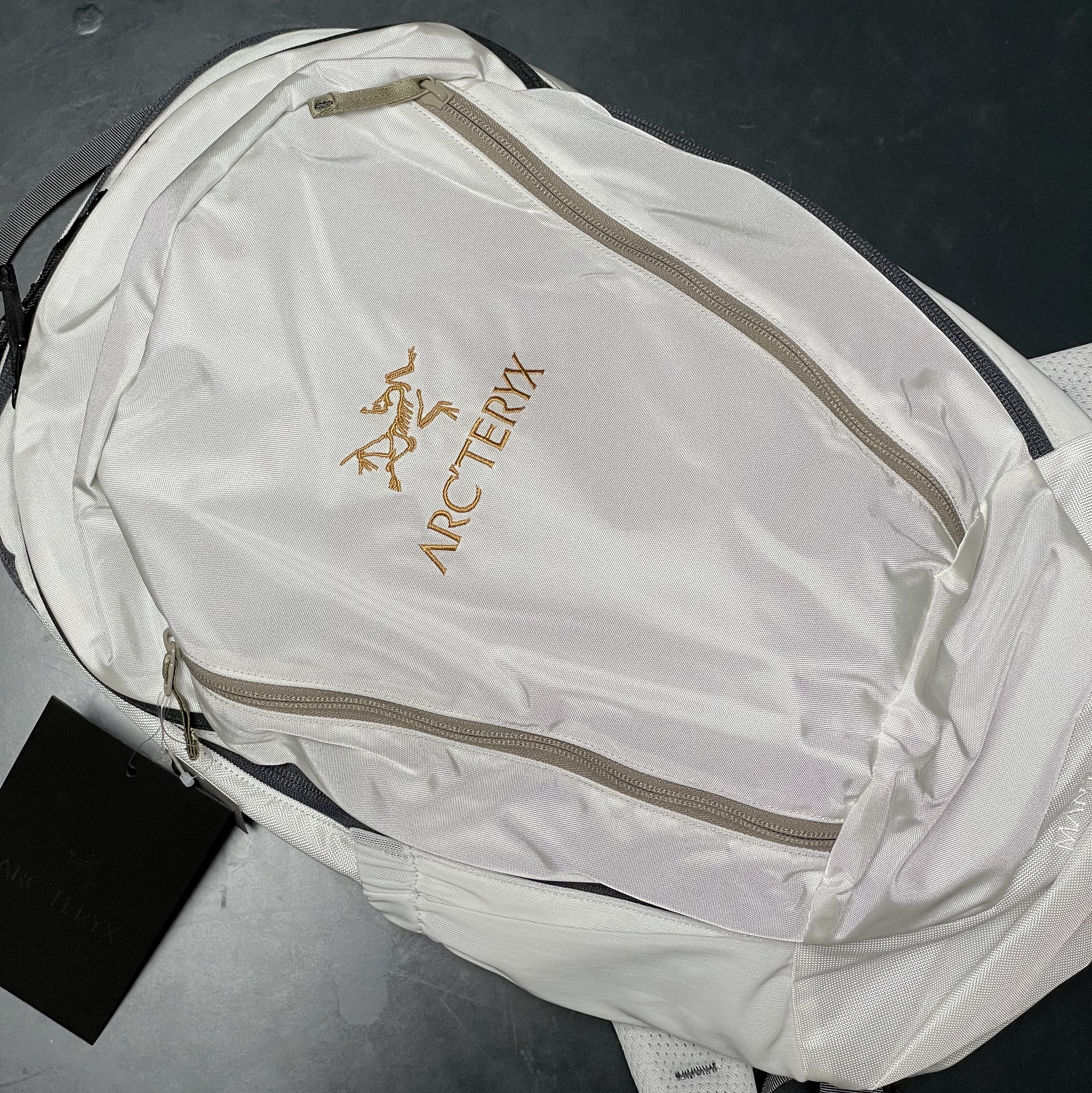 Arc'teryx x Beams Mantis 26 Backpack White 착용 스타일 - 1