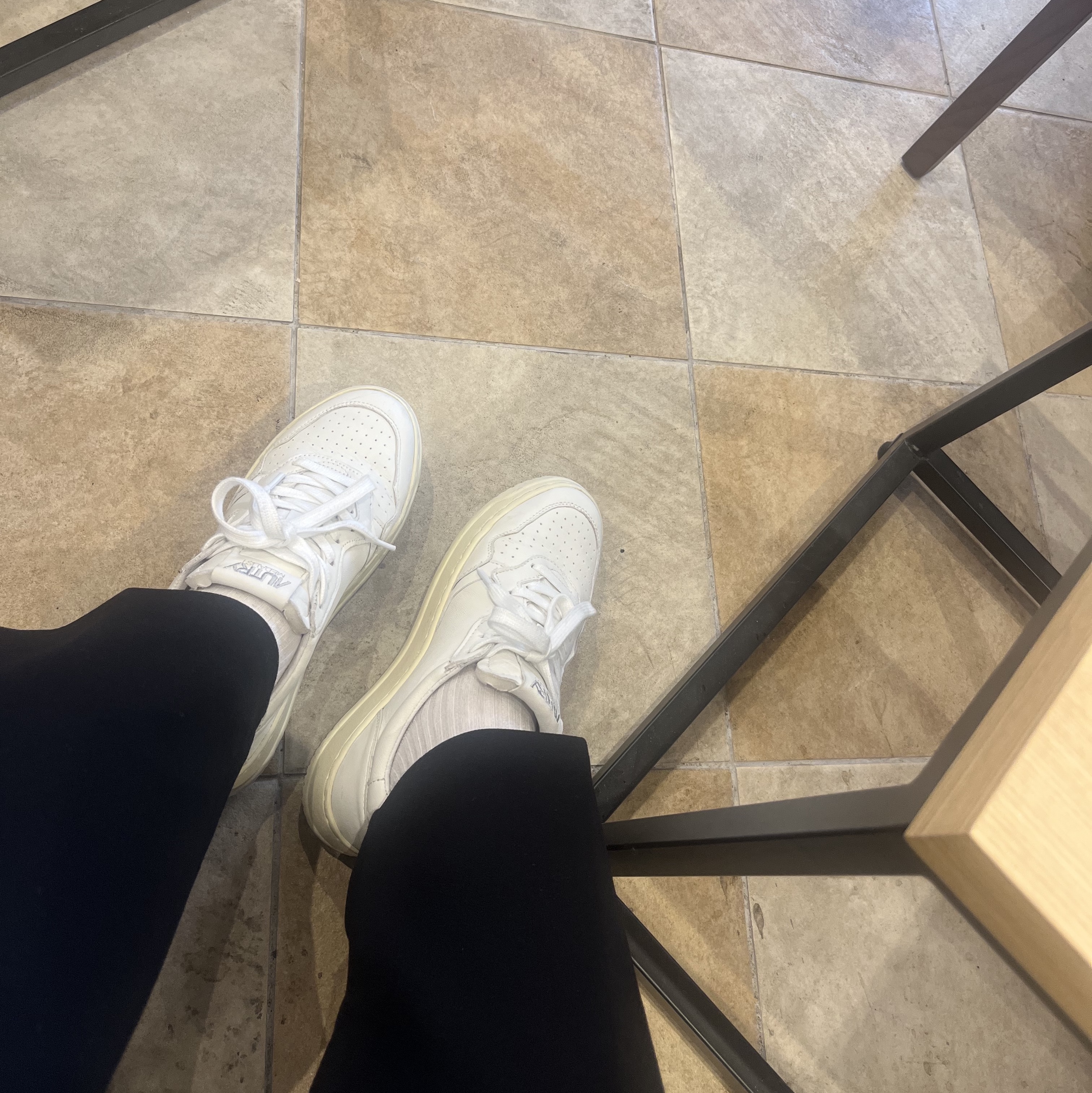 (W) Autry Medalist Low Goatskin Sneakers White 착용 스타일