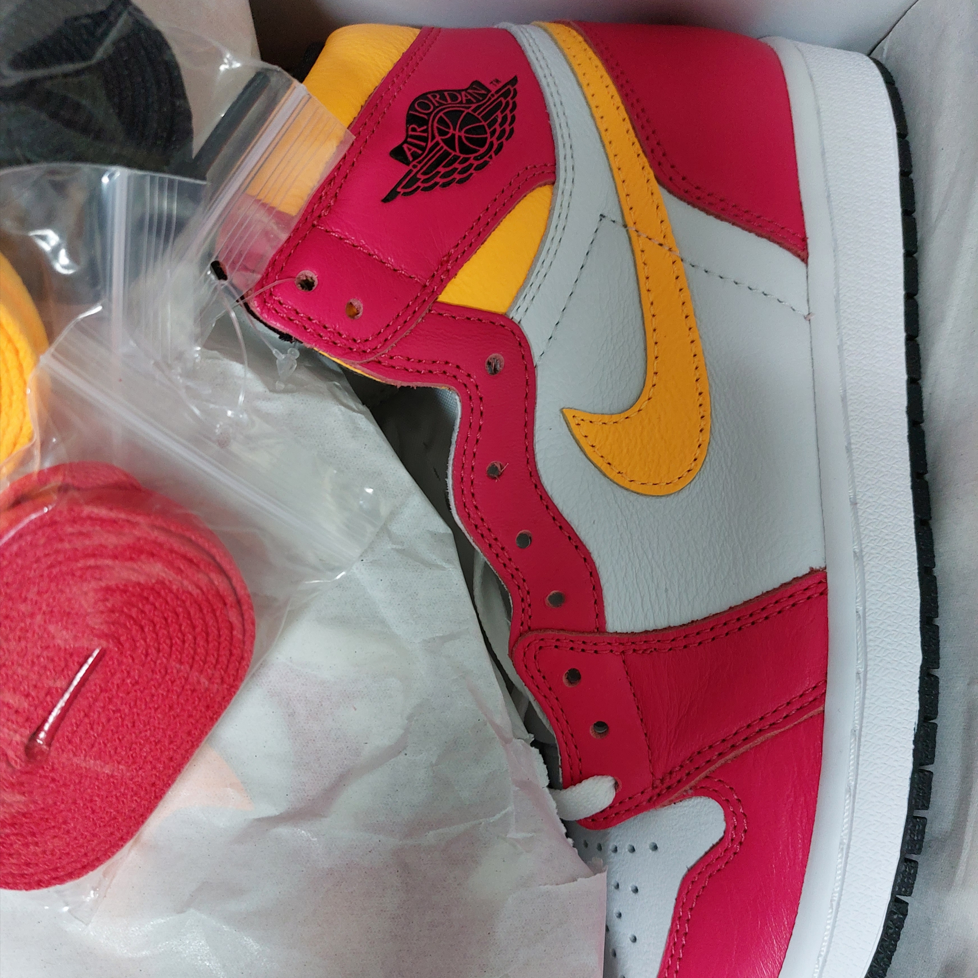 Jordan 1 Retro High OG Light Fusion Red 착용 스타일