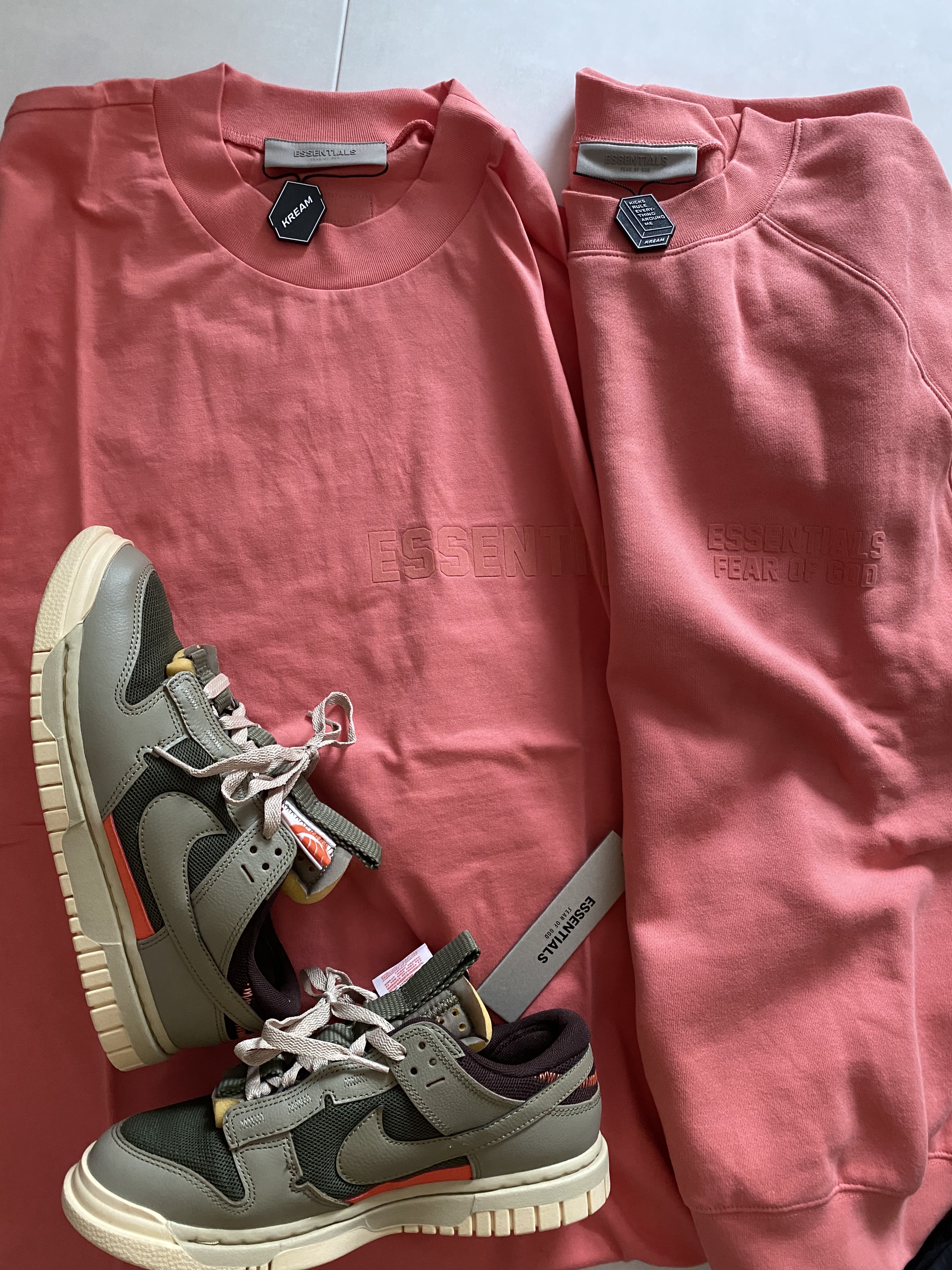 Essentials Short Sleeve T-Shirt Coral - 22FW, Essentials Crewneck Sweatshirt Coral - 22FW 착용 스타일