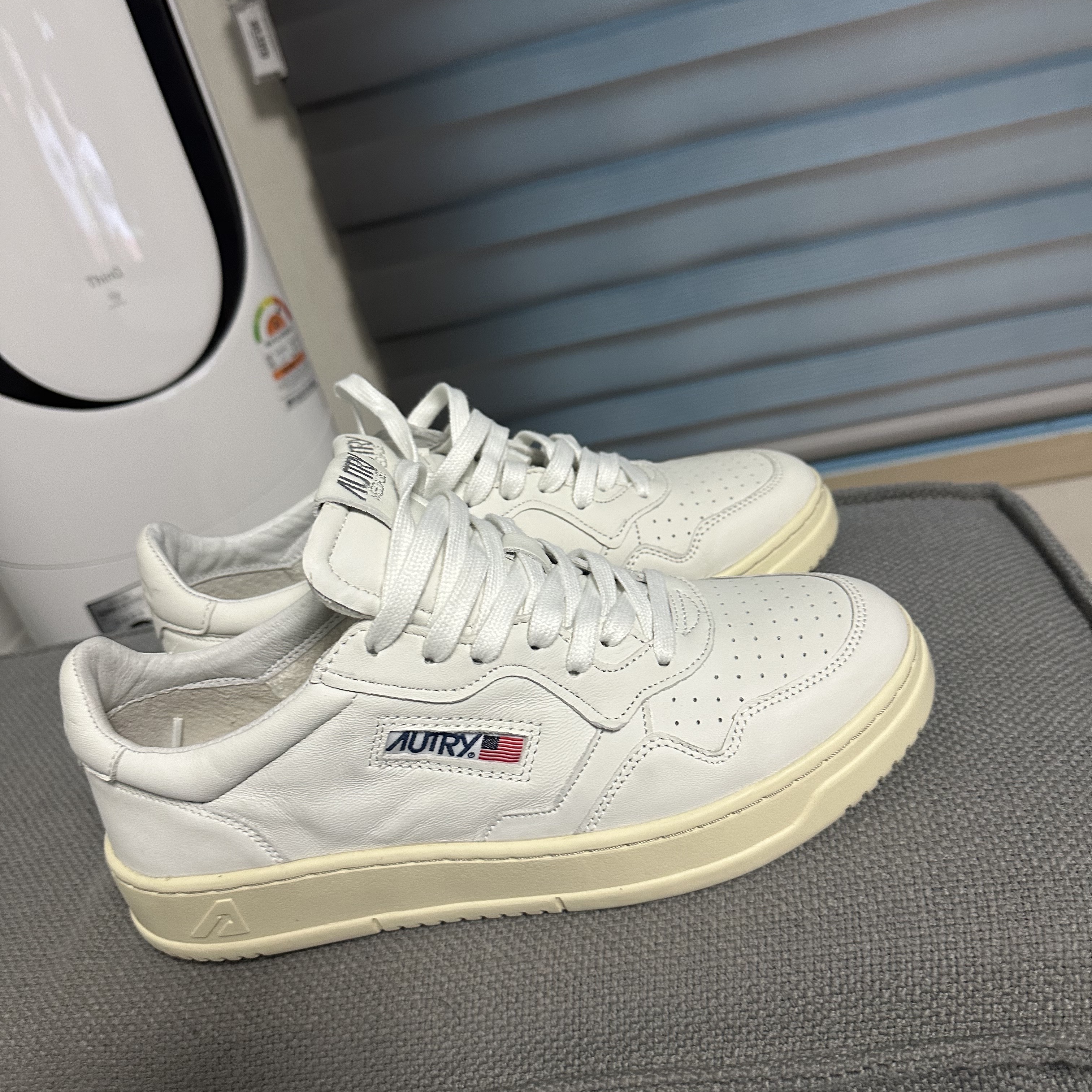 Autry Medalist Low Goatskin Sneakers White 착용 스타일 - 1