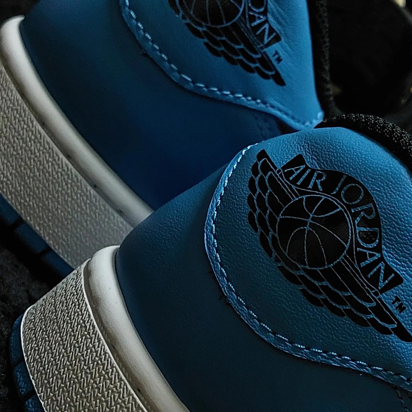 Jordan 1 Retro Low OG Black and Dark Powder Blue 착용 스타일 - 1