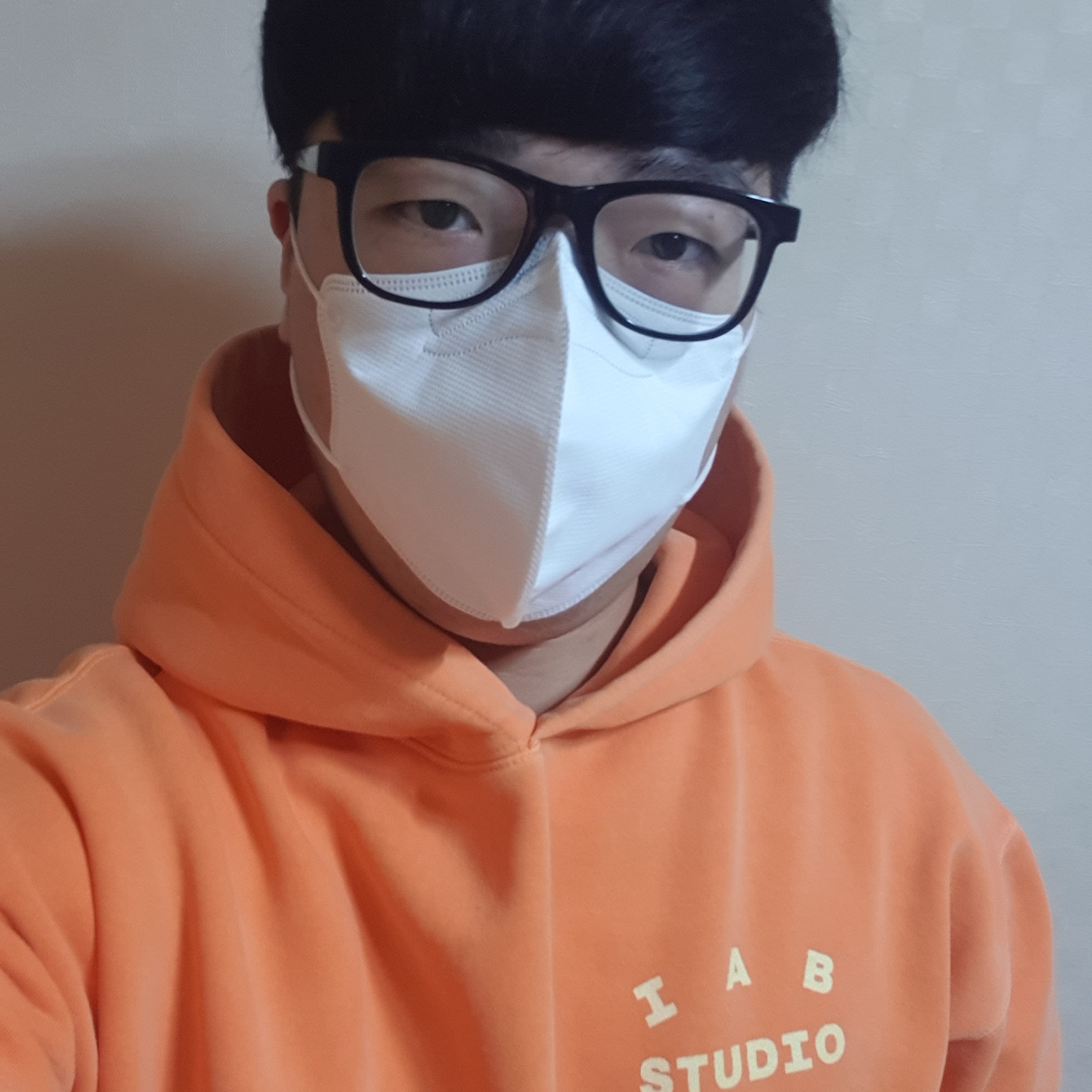 IAB Studio Pigment Hoodie & Sack Salmon 착용 스타일