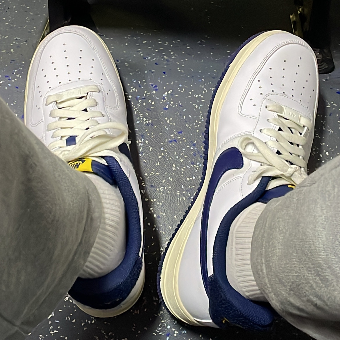 Nike Air Force 1 '07 LV8 Varsity White Midnight Navy 착용 스타일