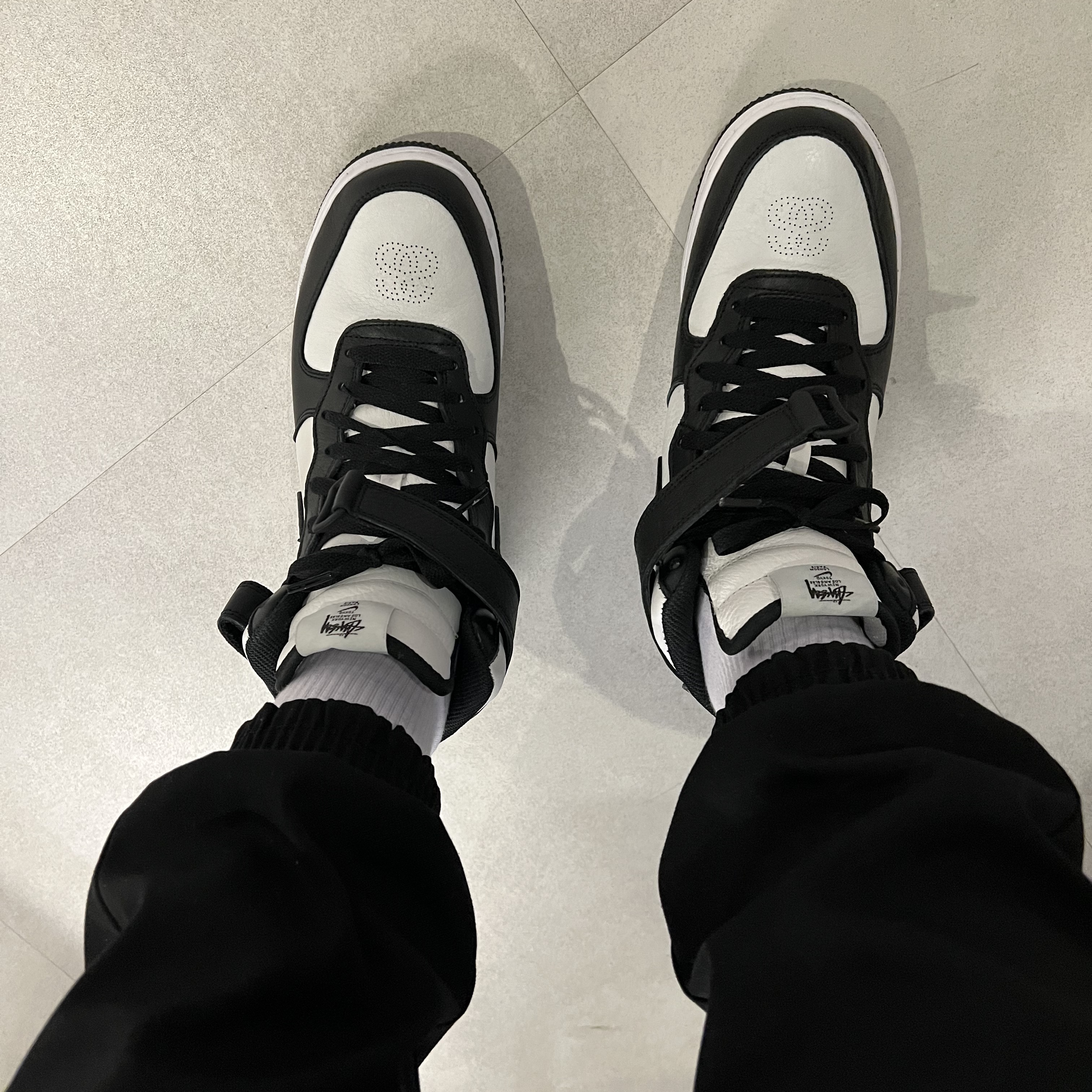 Nike x Stussy Air Force 1 '07 Mid SP Black and Light Bone 착용 스타일