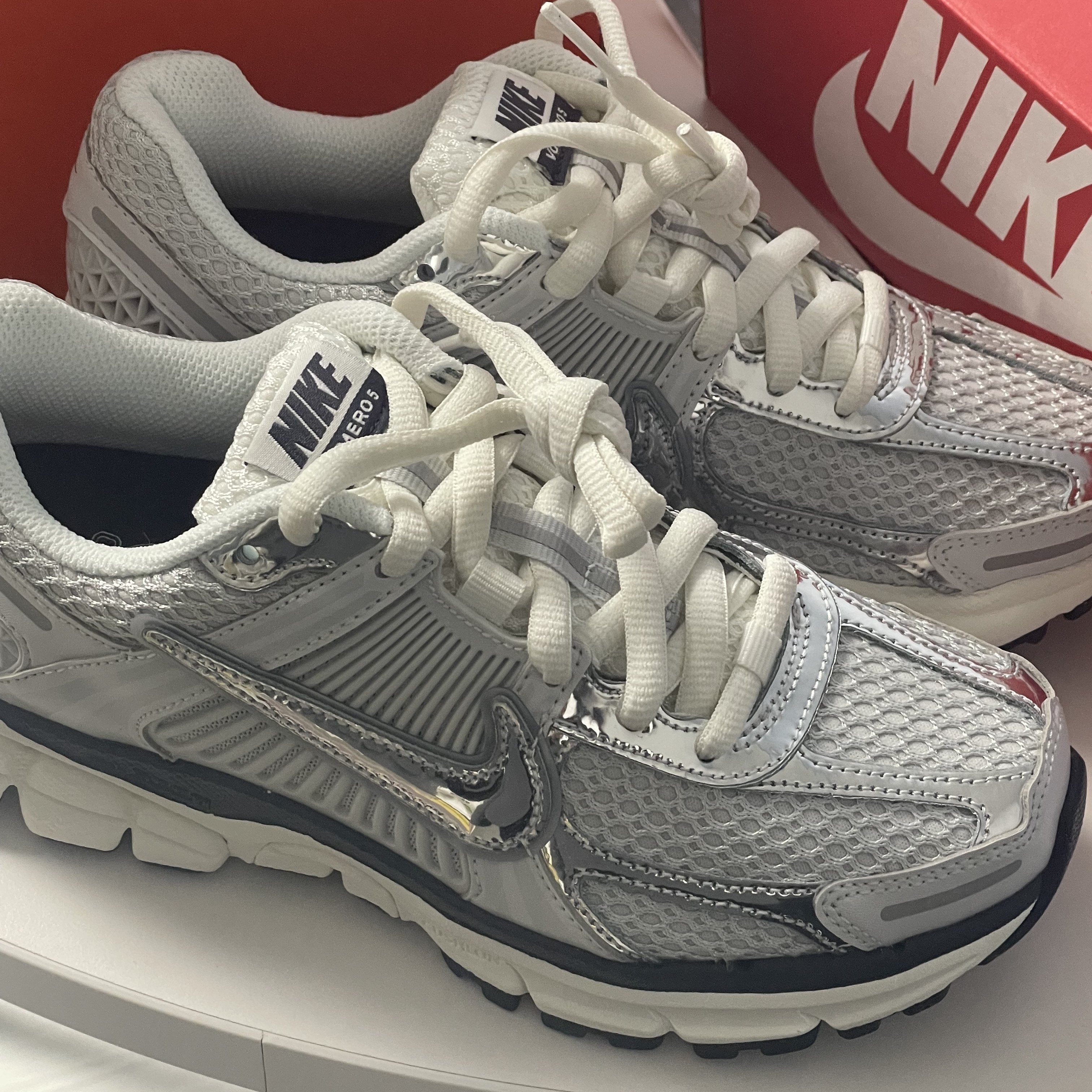 (W) Nike Zoom Vomero 5 Photon Dust and Metallic Silver 착용 스타일
