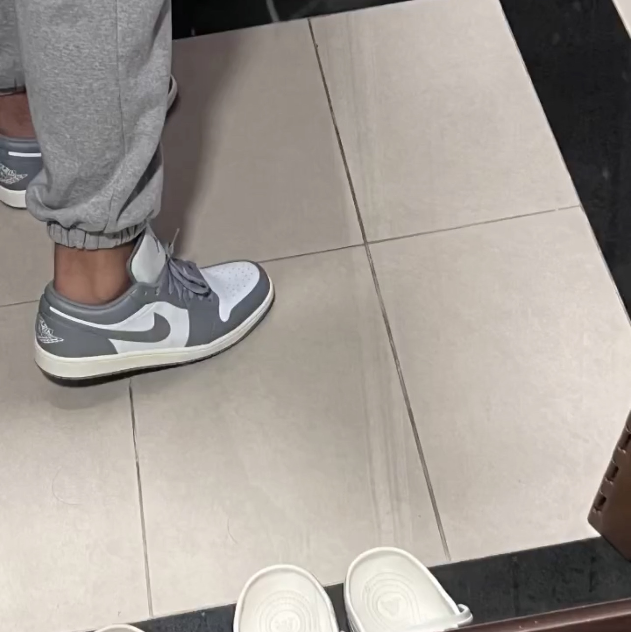 Jordan 1 Low Stealth and White 착용 스타일