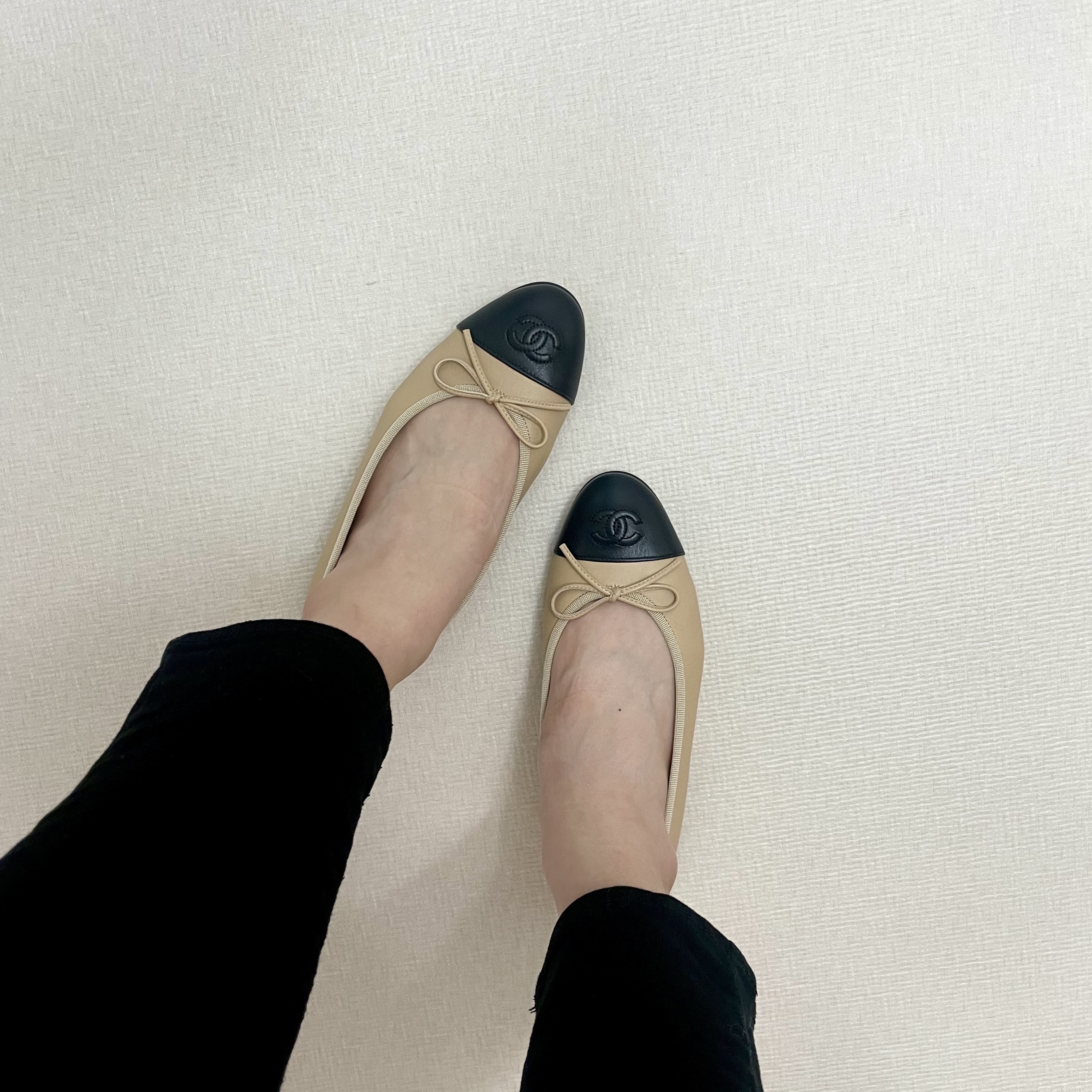(W) Chanel Ballerina Flat Lambskin & Beige Black 착용 스타일 - 2