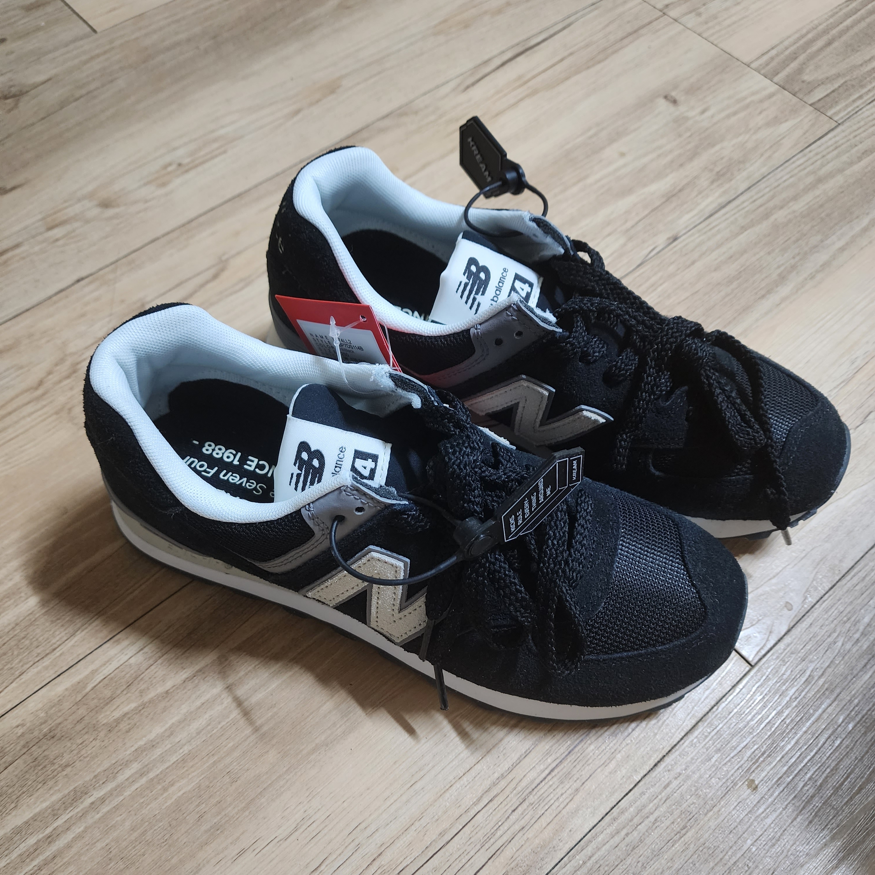New Balance 574 Classics Reimagined Black 착용 스타일