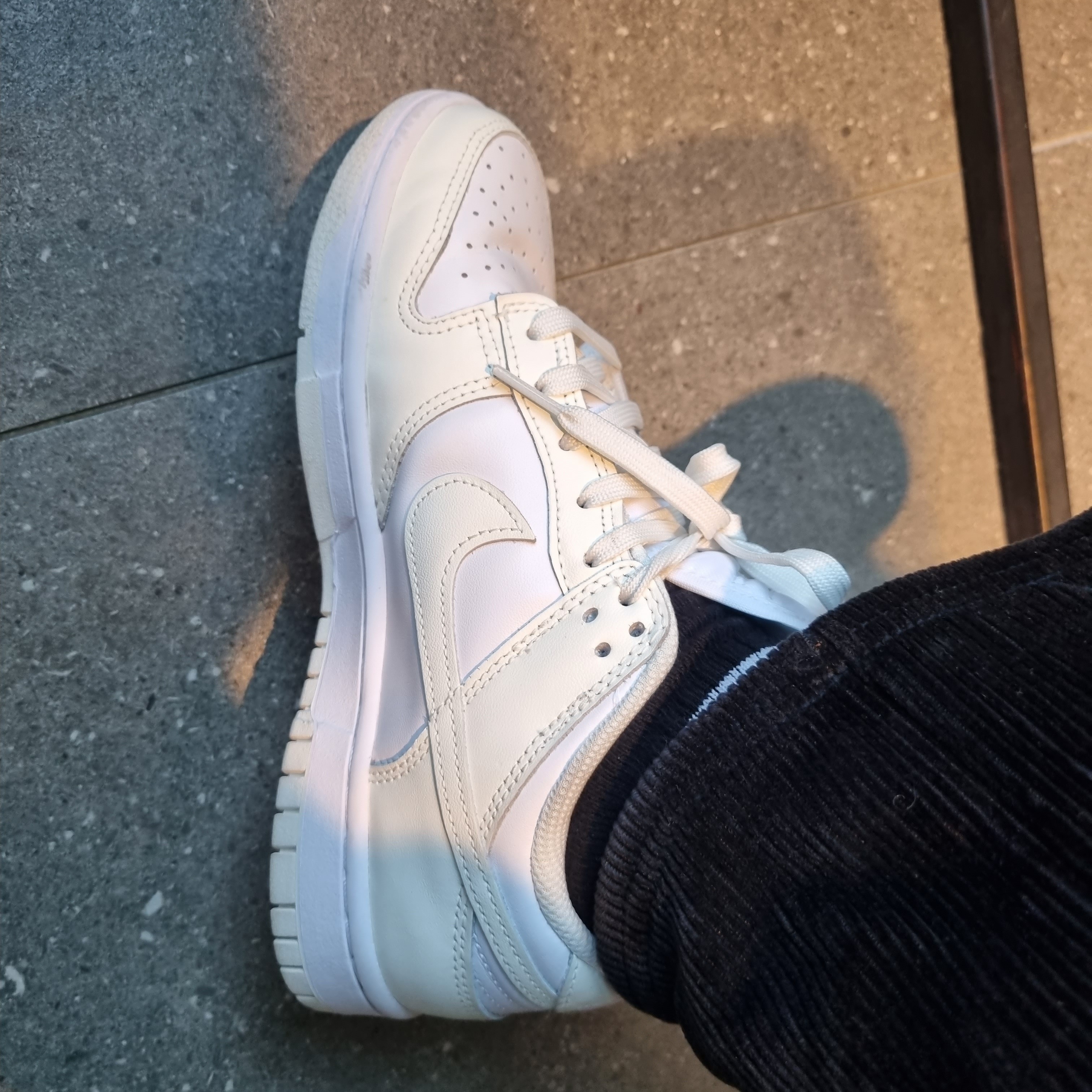 (W) Nike Dunk Low White and Sail 착용 스타일 - 1