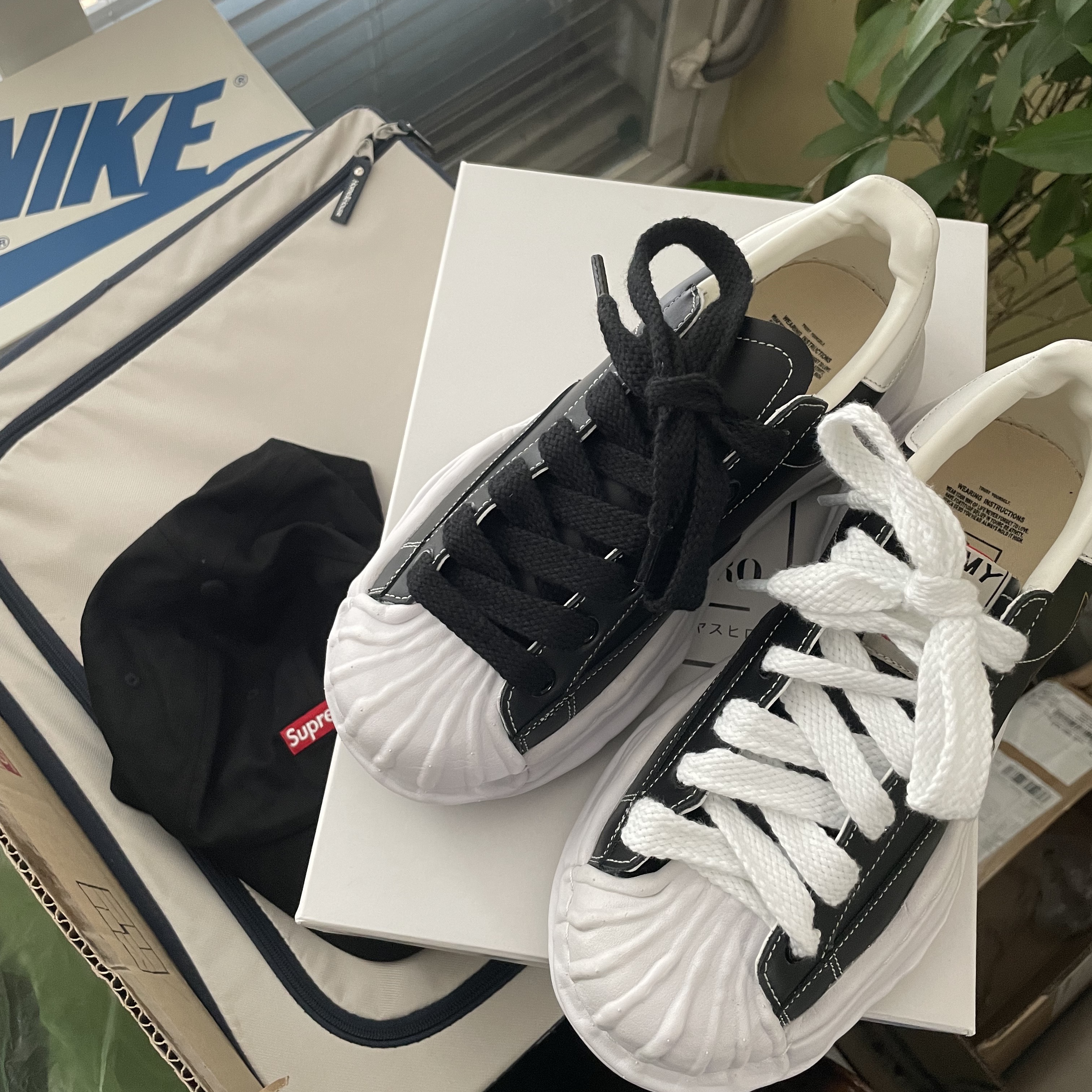 Maison Mihara Yasuhiro Blakey OG Sole Leather Low-top Sneakers Black 착용 스타일 - 1