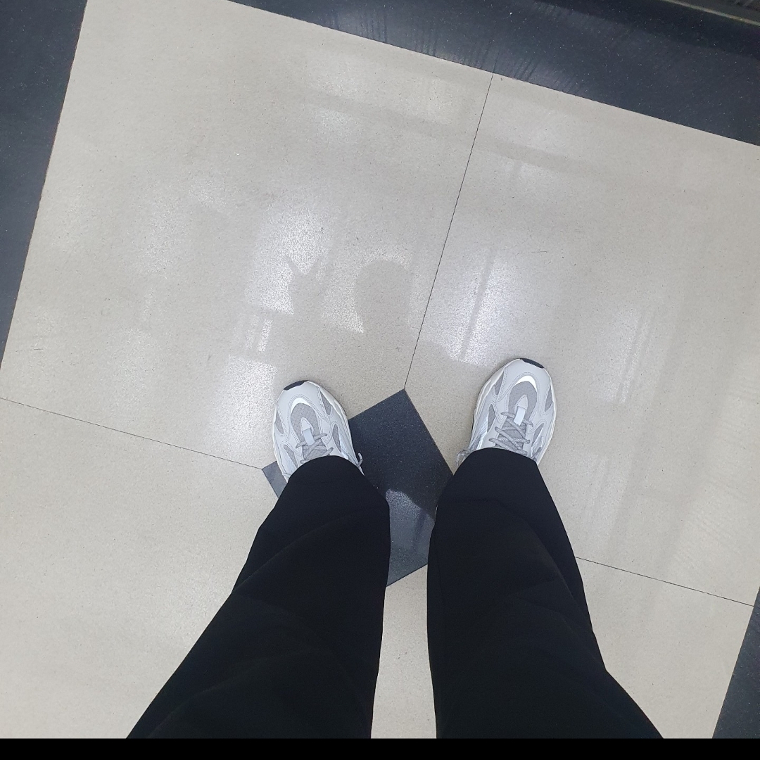 Adidas Yeezy Boost 700 V2 Static 2022 착용 스타일